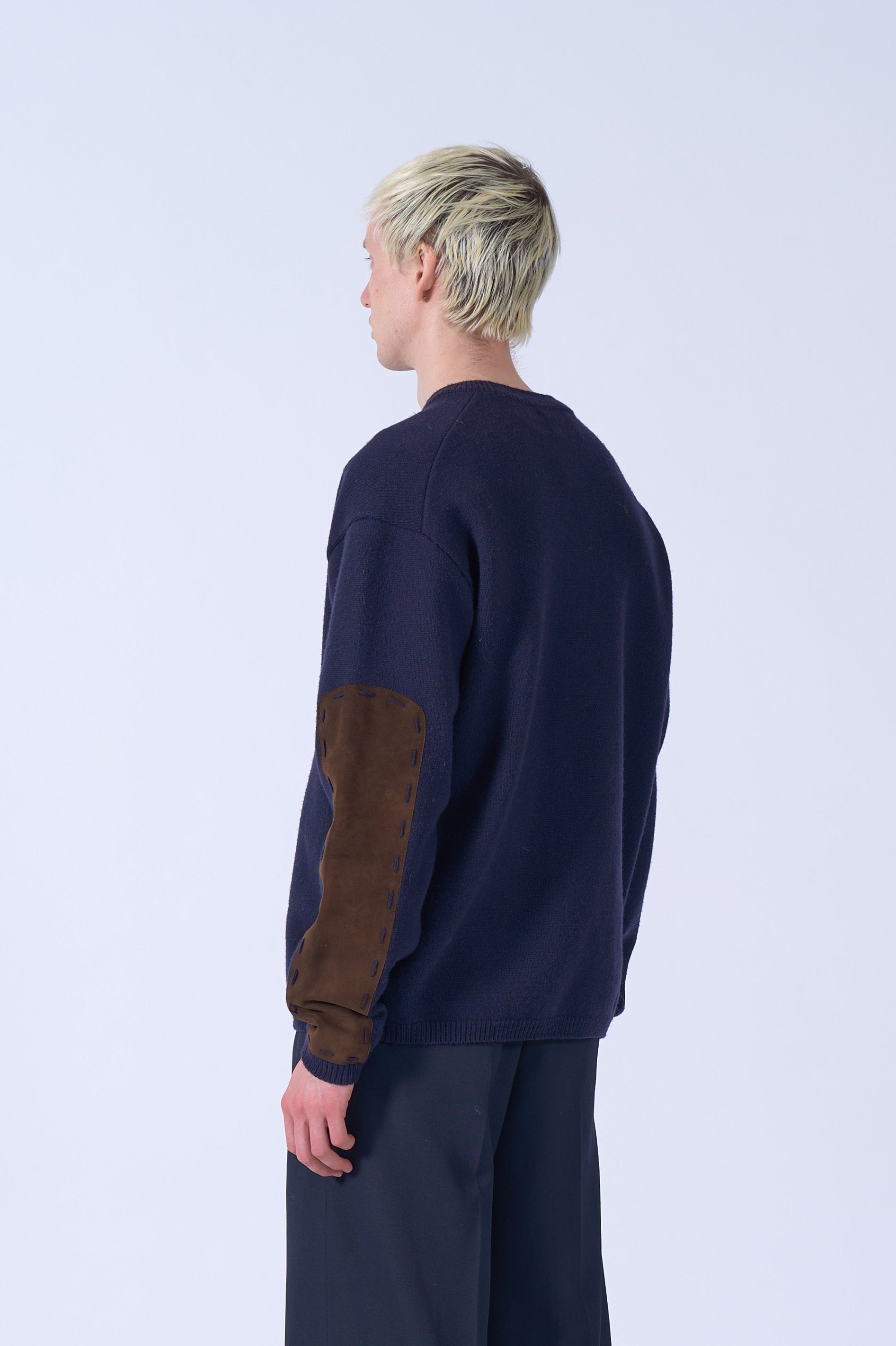 YOKE(ヨーク) スエードエルボーパッチクルーネックセーター ネイビー 後ろから見た着用イメージ