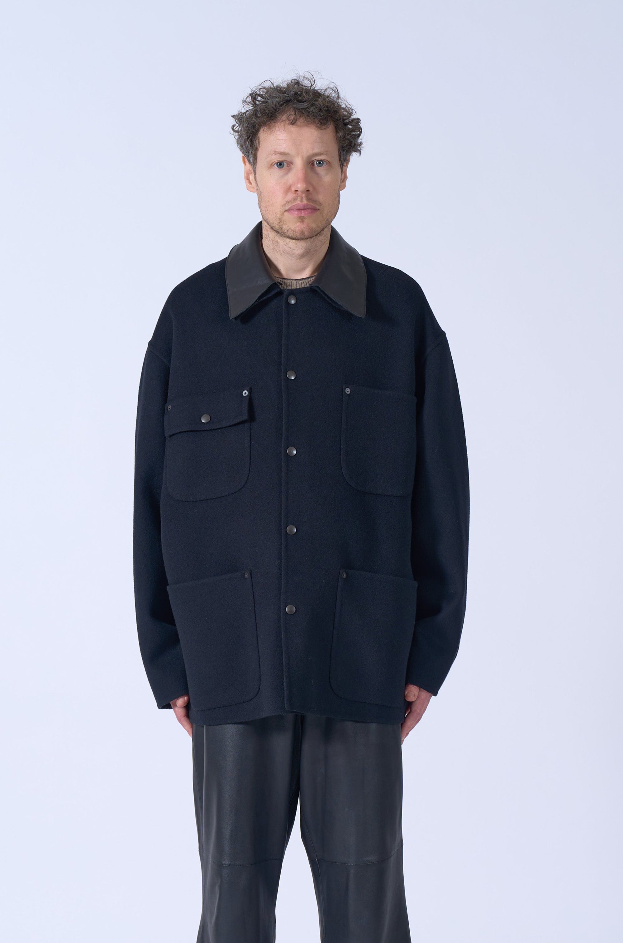 YOKE(ヨーク)リバーメルトンカバーオールジャケット ブラック 正面から見た着用イメージ 全身