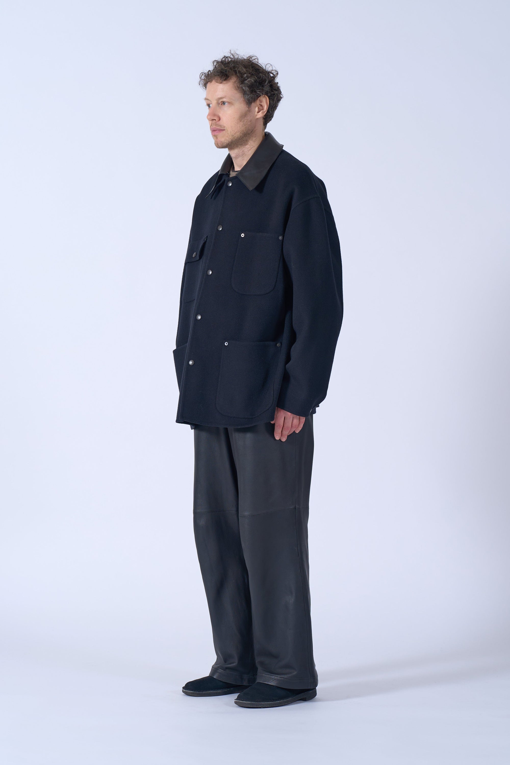 YOKE(ヨーク)リバーメルトンカバーオールジャケット ブラック 斜め横から見た着用イメージ 全身