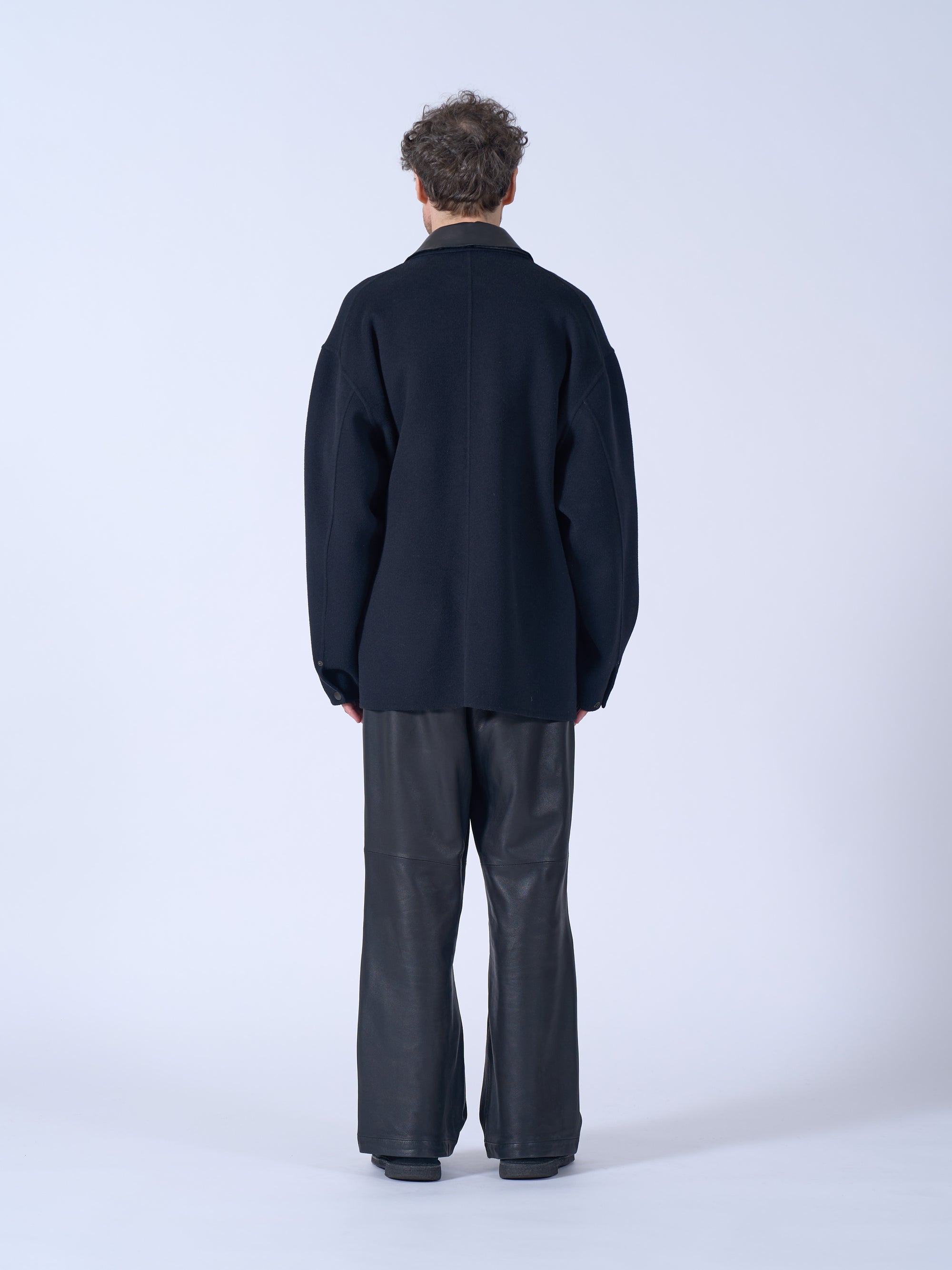 YOKE(ヨーク)リバーメルトンカバーオールジャケット ブラック 後ろから見た着用イメージ 全身