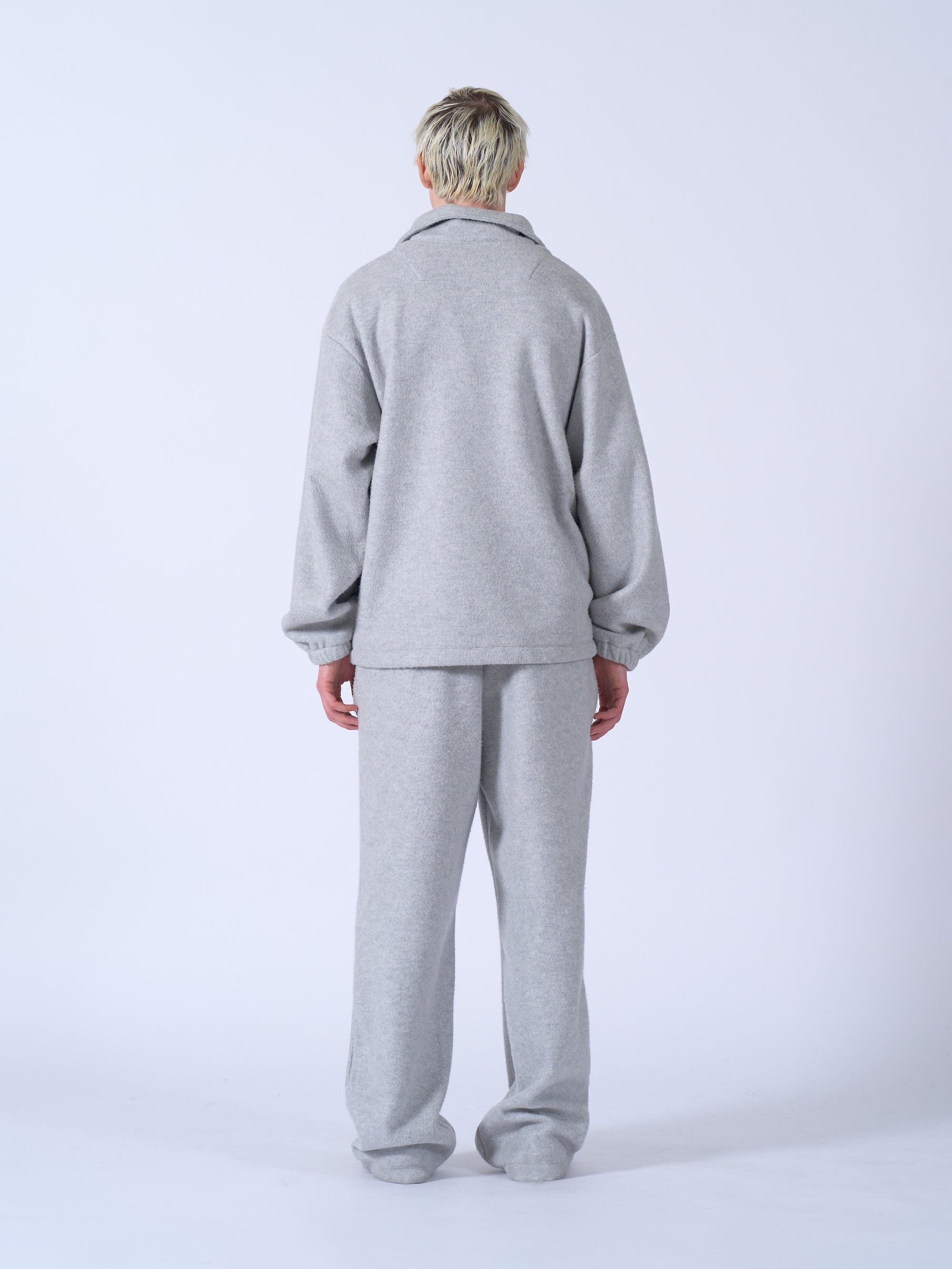 YOKE(ヨーク)シルクフリースパンツ グレー 後ろから見た着用イメージ 全身