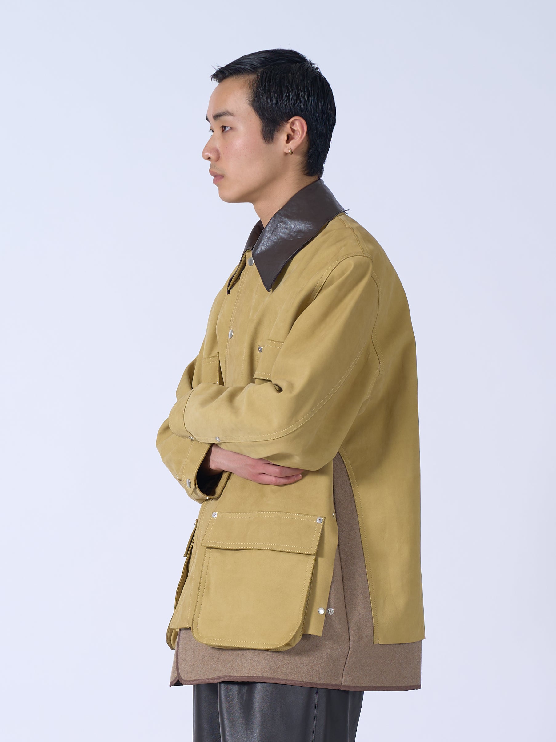 YOKE(ヨーク)ヌバックレザーカバーオールジャケット イエローベージュ 横から見た着用イメージ