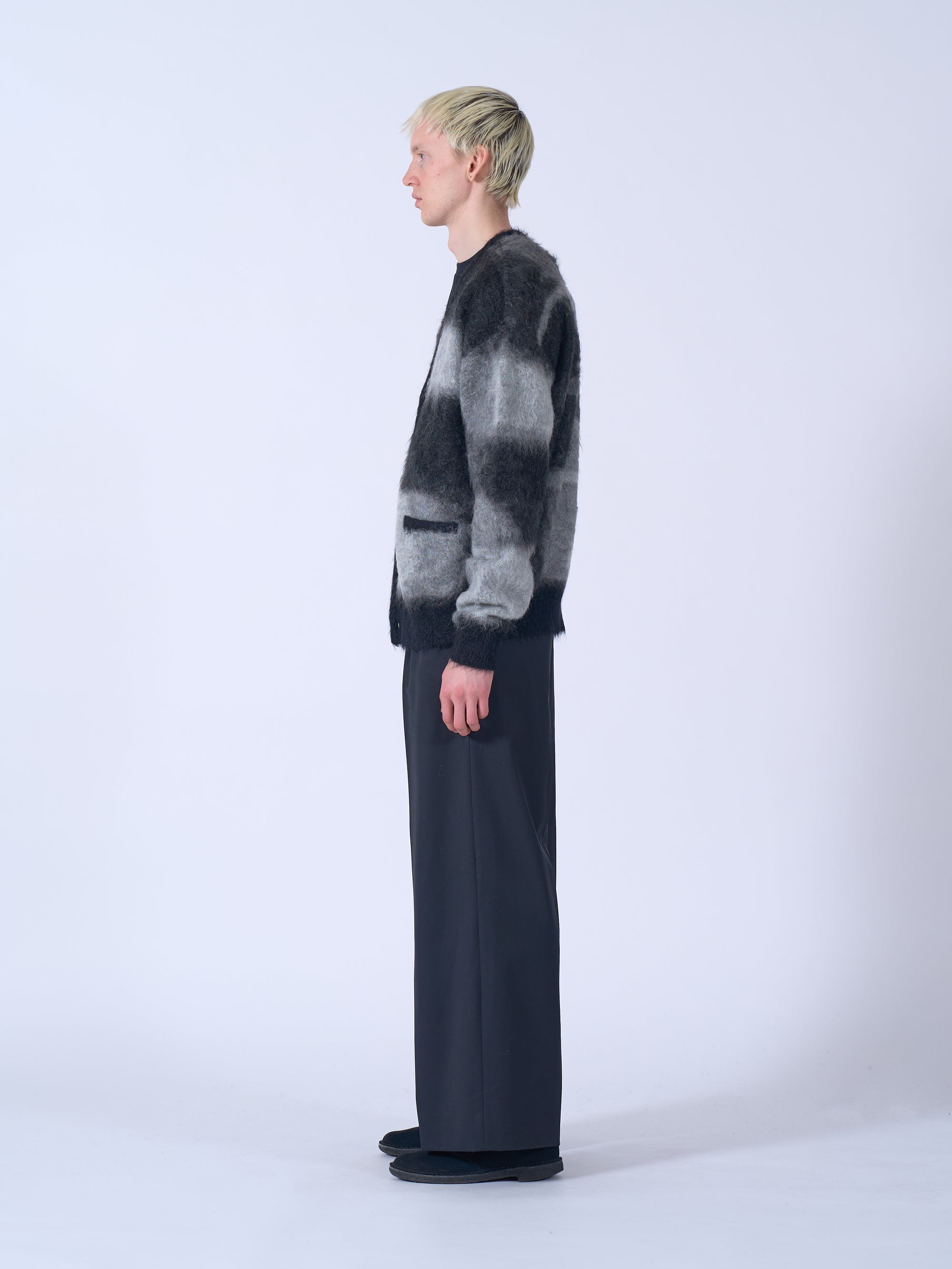 YOKE(ヨーク) ジャガードモヘアカーディガン ビーム 横から見た着用イメージ