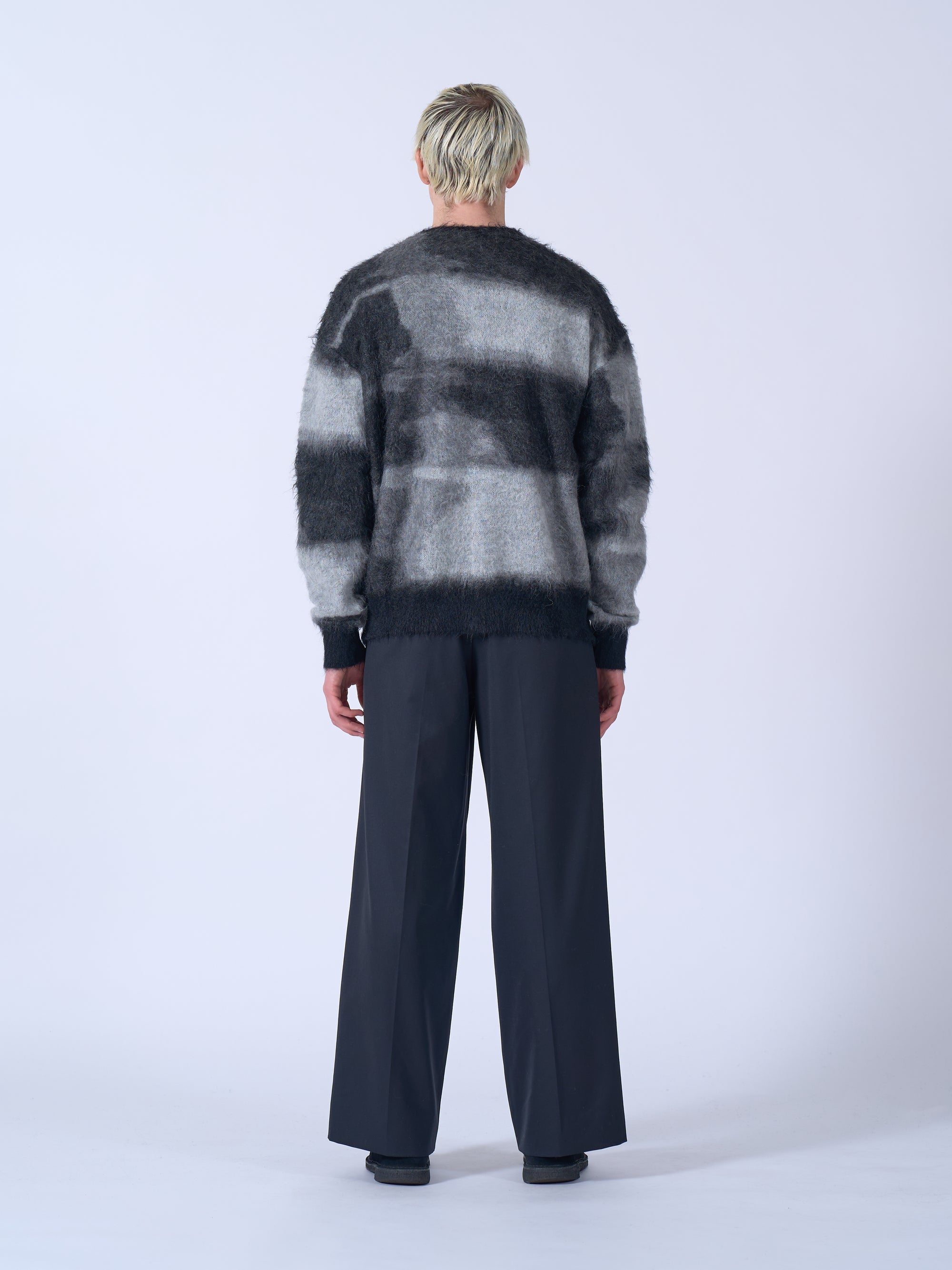 YOKE(ヨーク) ジャガードモヘアカーディガン ビーム 後ろから見た着用イメージ