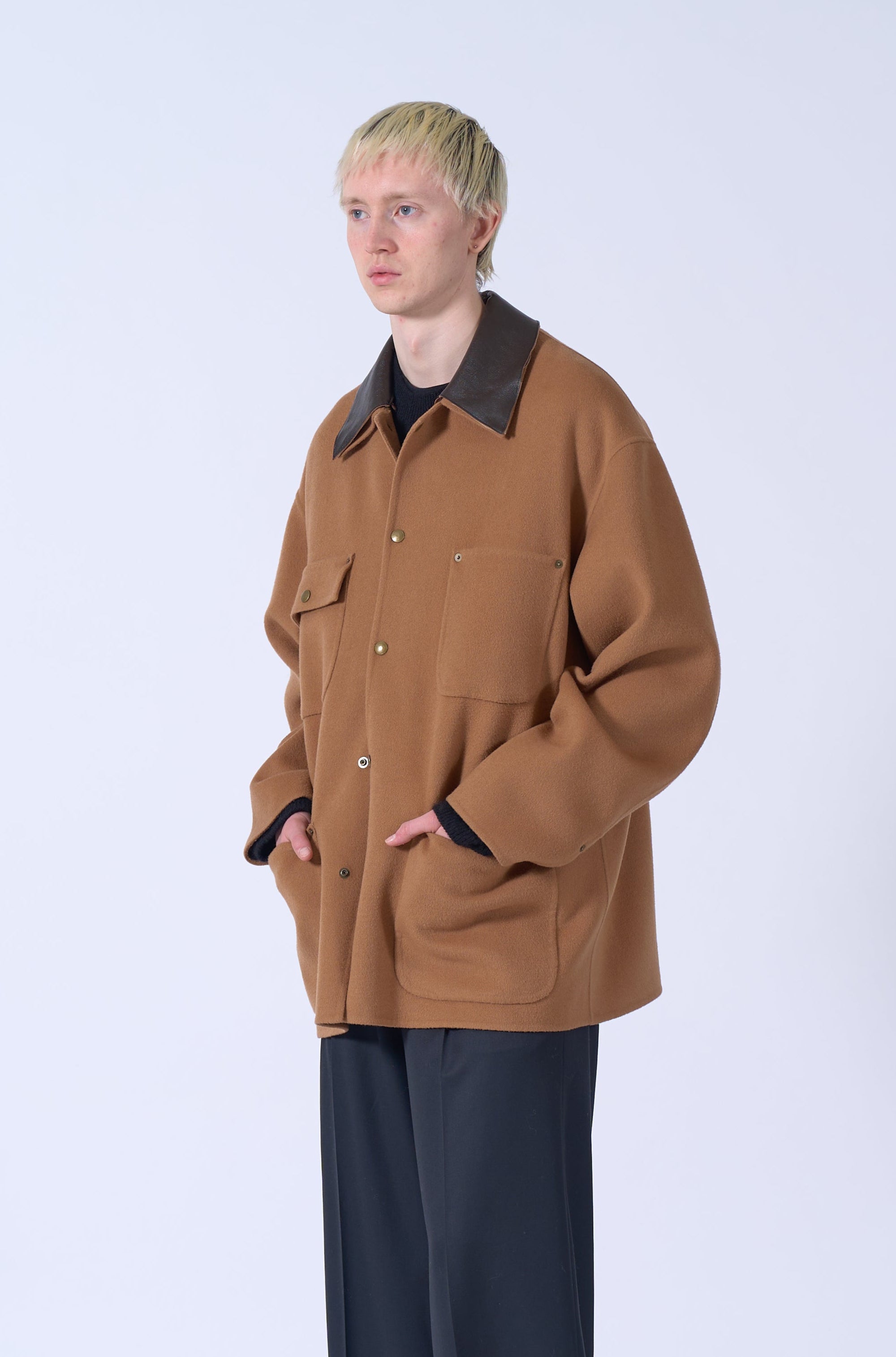 YOKE(ヨーク)リバーメルトンカバーオールジャケット キャメル 斜め横から見た着用イメージ