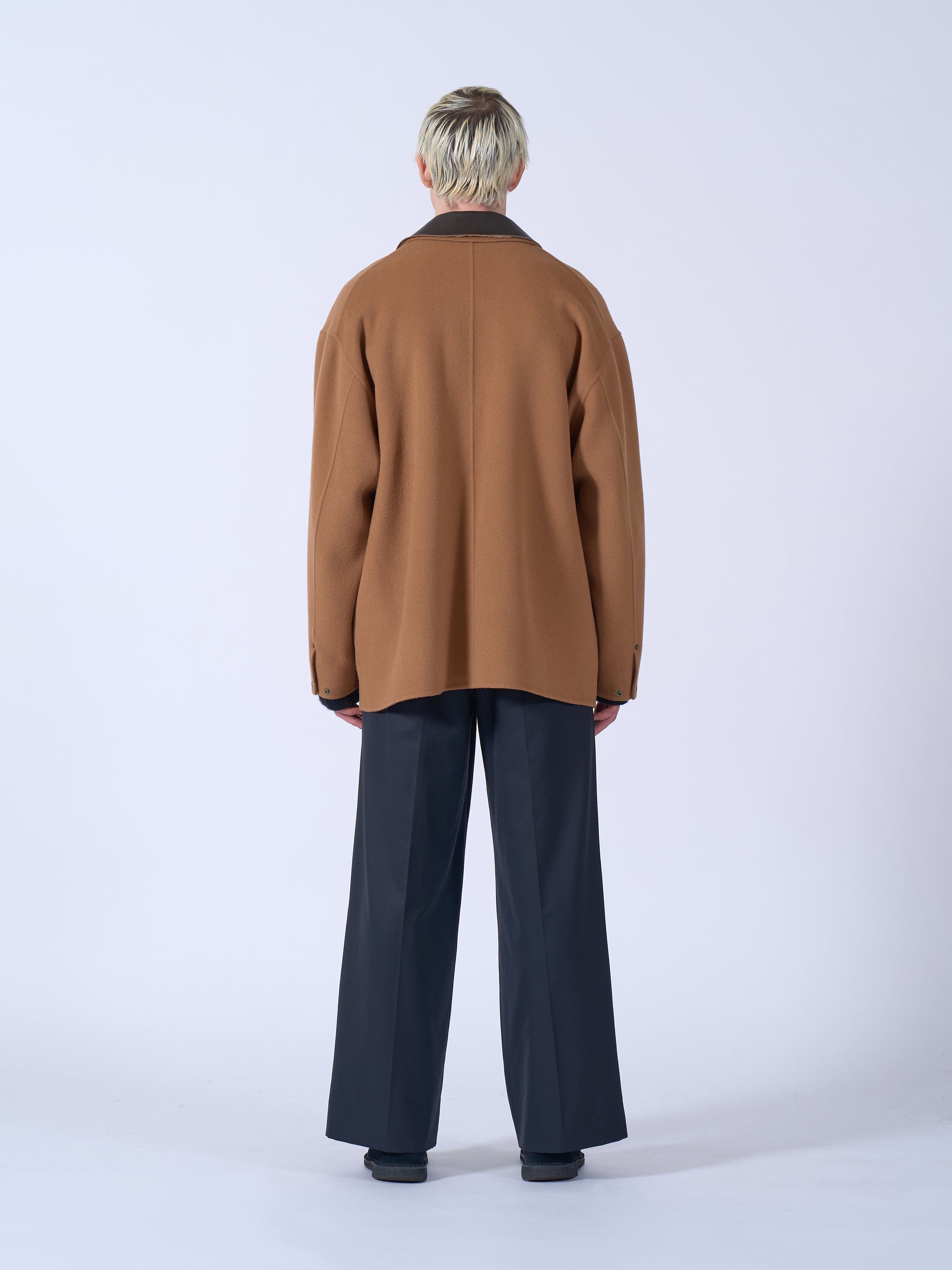 YOKE(ヨーク)リバーメルトンカバーオールジャケット キャメル 後ろから見た着用イメージ