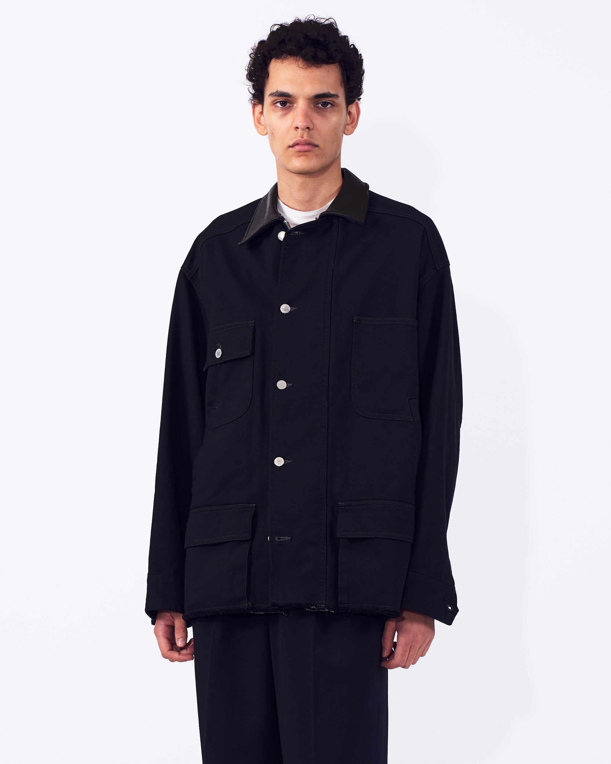 YOKE(ヨーク) 襟レザーカバーオール ブラック 正面から見た着用イメージ