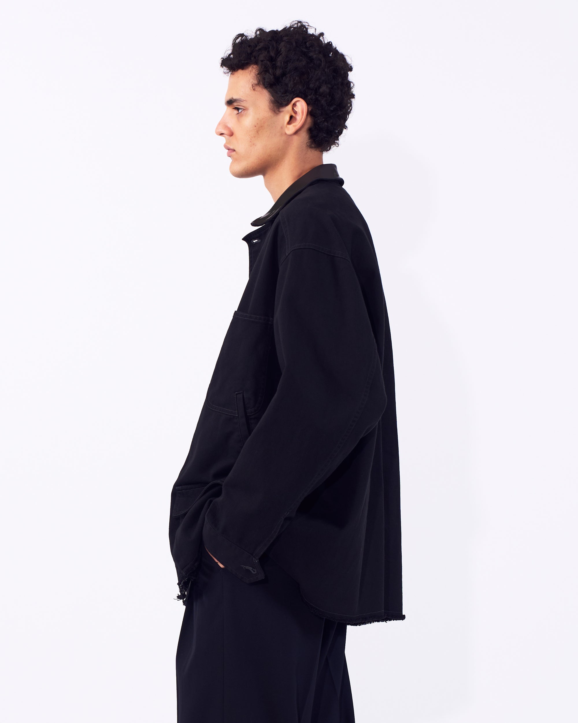 YOKE(ヨーク) 襟レザーカバーオール ブラック 横から見た着用イメージ