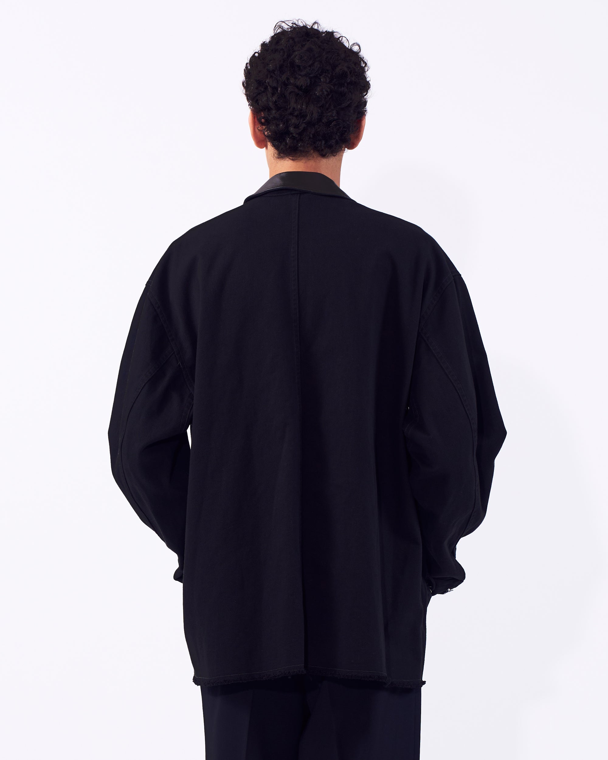 YOKE(ヨーク) 襟レザーカバーオール ブラック 後ろから見た着用イメージ