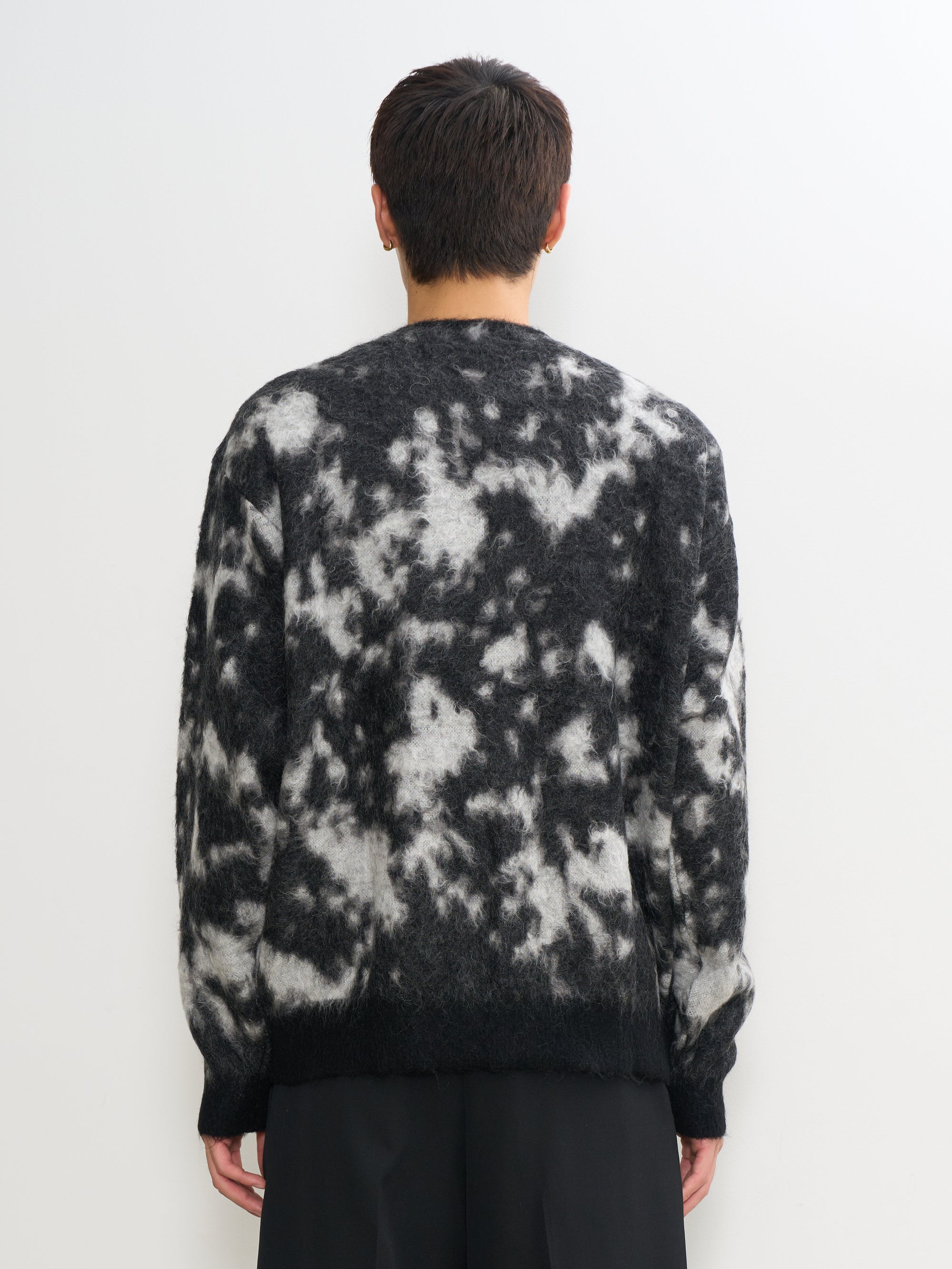 YOKE(ヨーク) ジャガードモヘアカーディガン コモレビ 後ろから見た着用イメージ