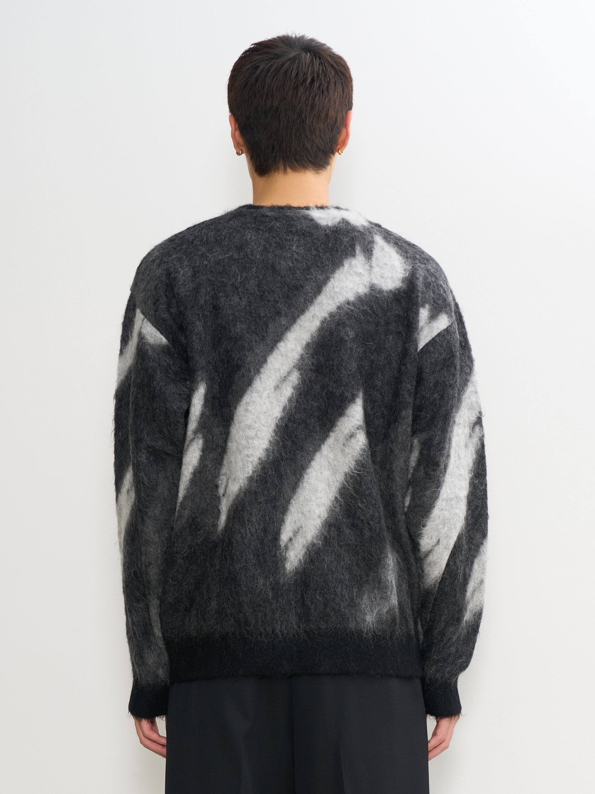 YOKE(ヨーク) ジャガードモヘアカーディガン ブラー 後ろから見た着用イメージ