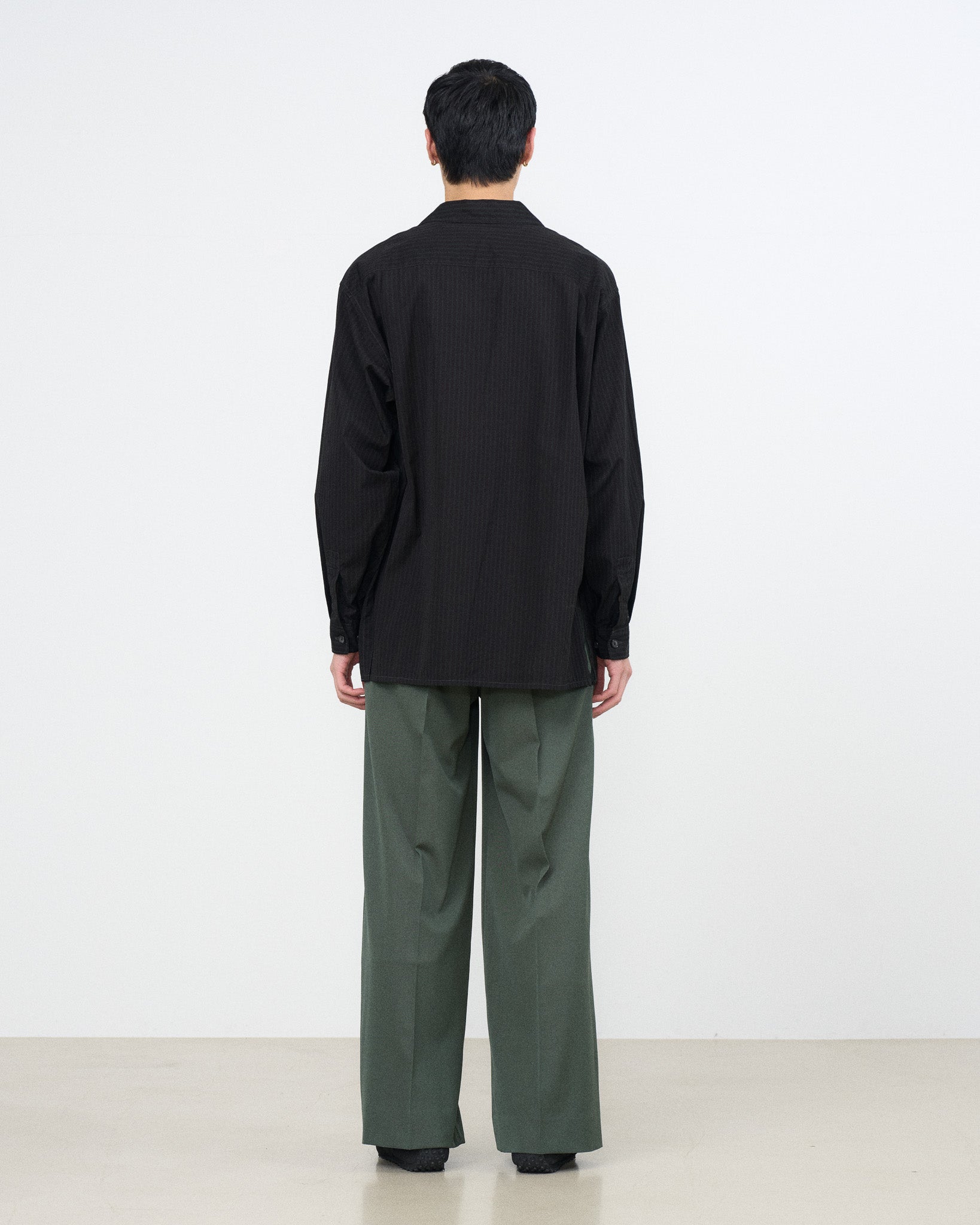 YOKE（ヨーク） Grephpaper（グラフペーパー） 3タックウールワイドスラックス グリーン 後ろから見た着用イメージ 全身