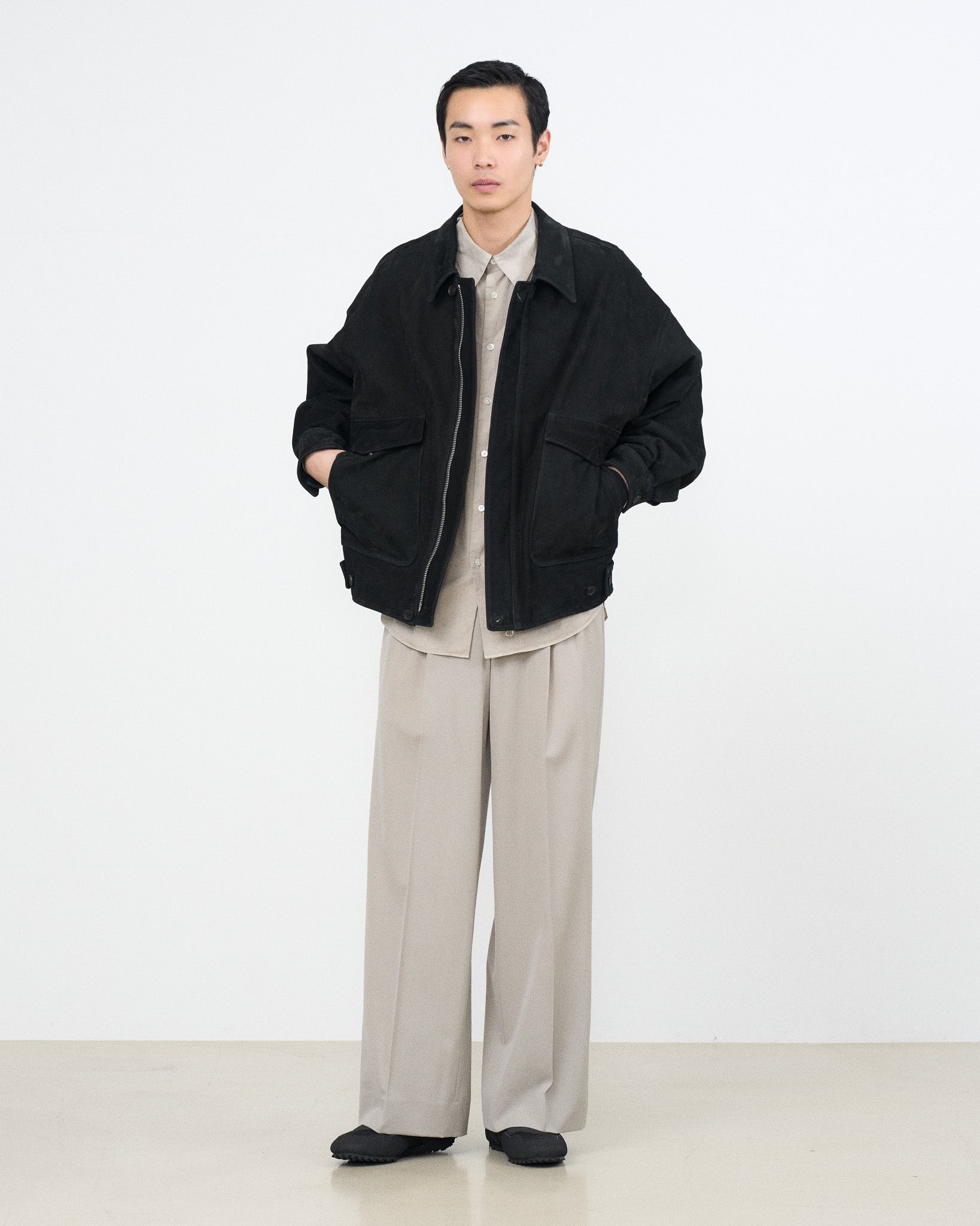 YOKE（ヨーク） Graphpaper（グラフペーパー） カウヌバックレザーブルゾン ブラック 正面から見た着用イメージ 全身