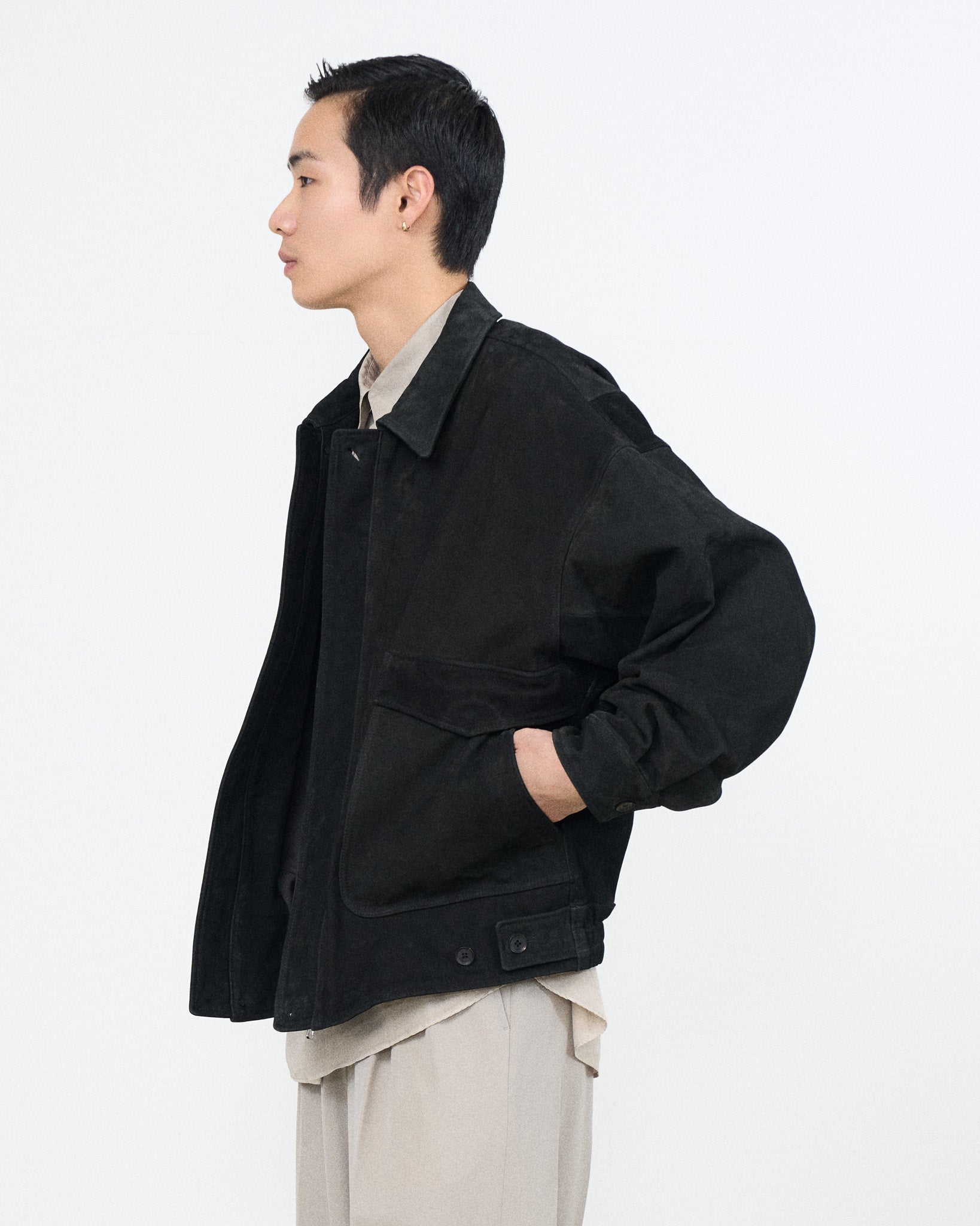 YOKE（ヨーク） Graphpaper（グラフペーパー） カウヌバックレザーブルゾン ブラック 横から見た着用イメージ