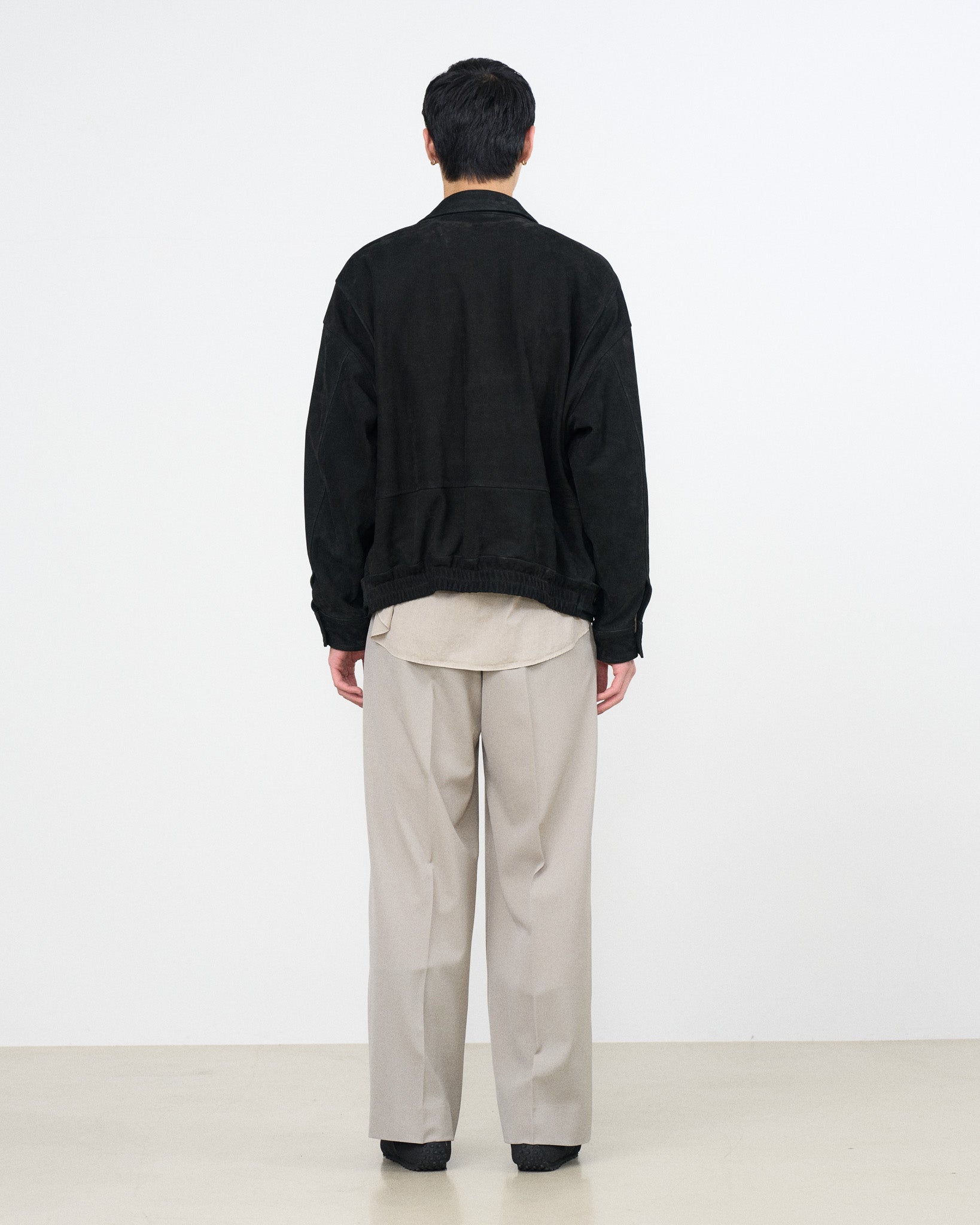 YOKE（ヨーク） Graphpaper（グラフペーパー） カウヌバックレザーブルゾン ブラック 後ろから見た着用イメージ 全身