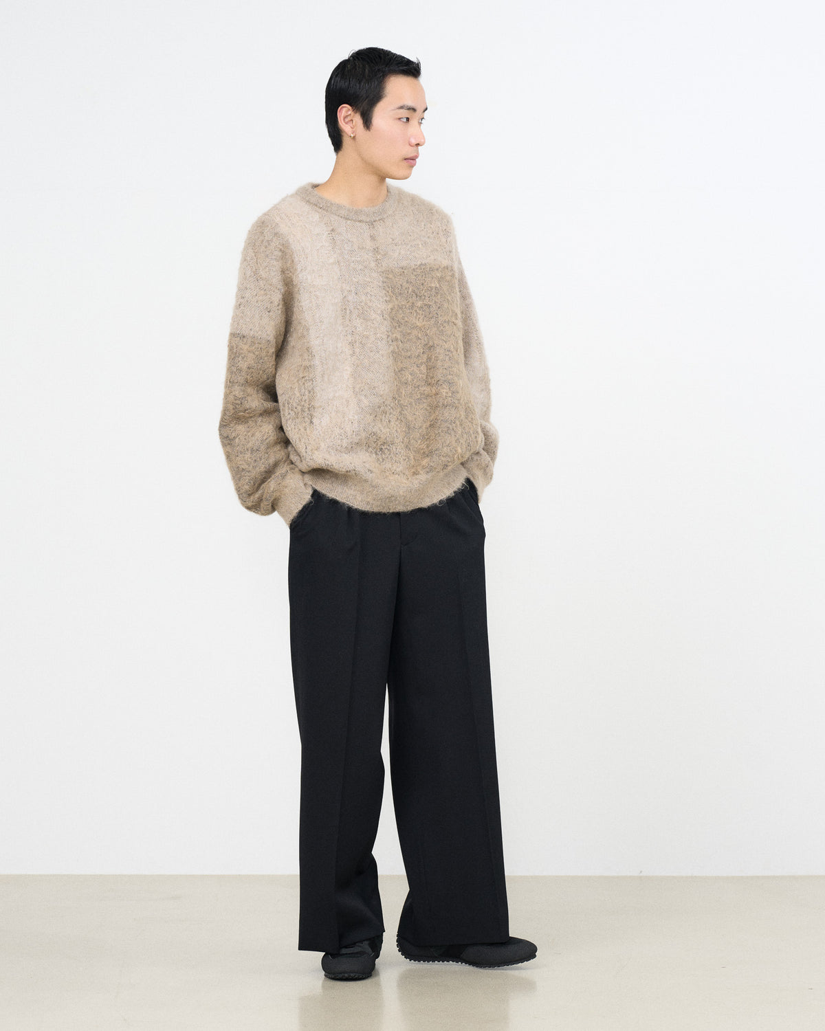 YOKE（ヨーク）Graphpaper（グラフペーパー） アブストラクトジャガードモヘアセーター ベージュ 正面から見た着用イメージ 全身