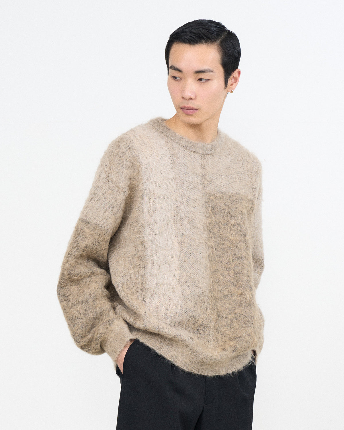YOKE（ヨーク）Graphpaper（グラフペーパー） アブストラクトジャガードモヘアセーター ベージュ 正面から見た着用イメージ