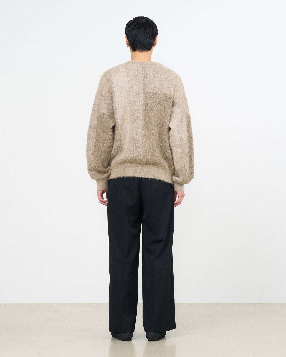 YOKE（ヨーク）Graphpaper（グラフペーパー） アブストラクトジャガードモヘアセーター ベージュ 後ろから見た着用イメージ
