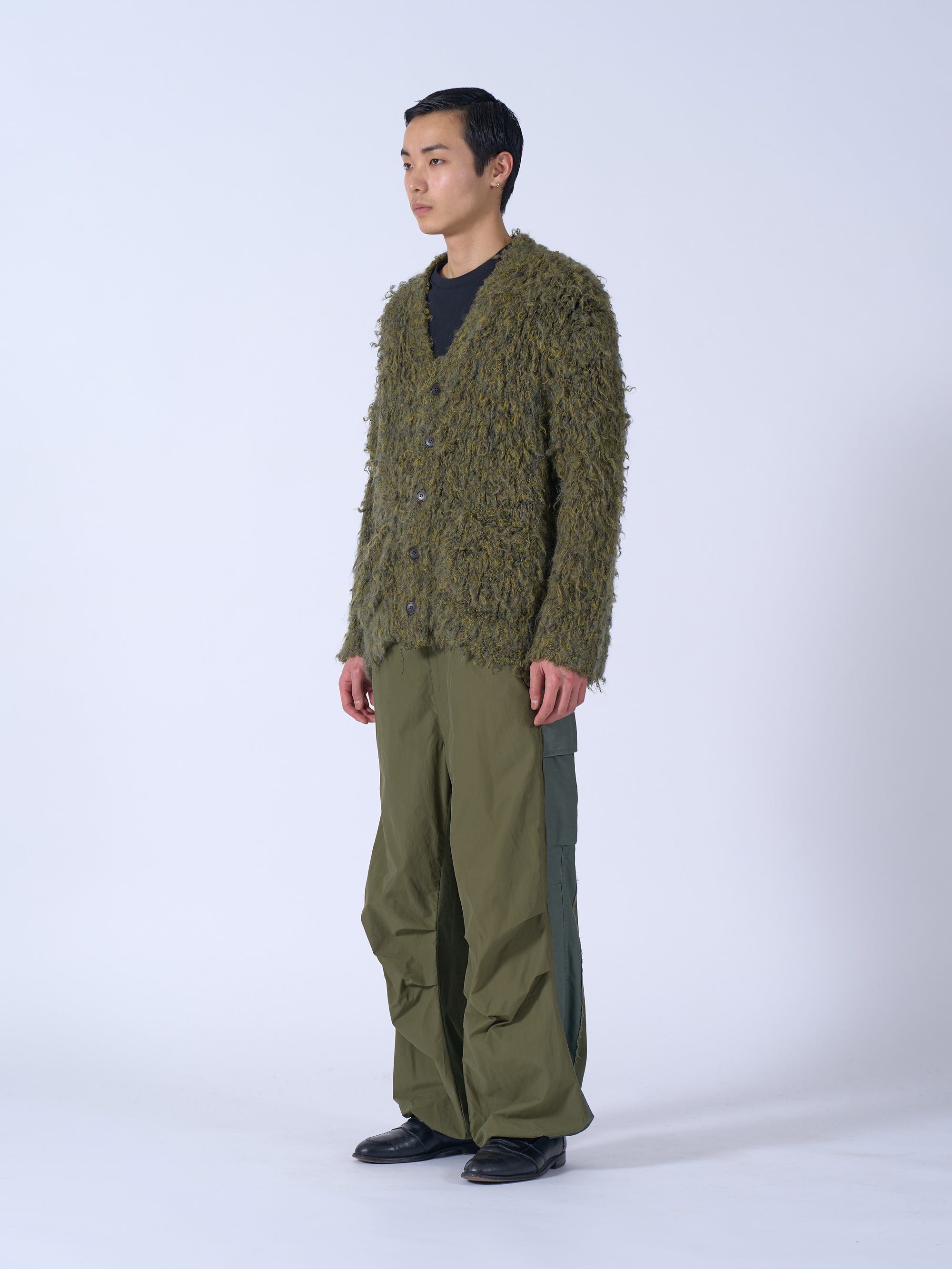 YOKE（ヨーク）ミックスカラーモヘアカーディガン イエロー 斜め横から見た着用イメージ 全身