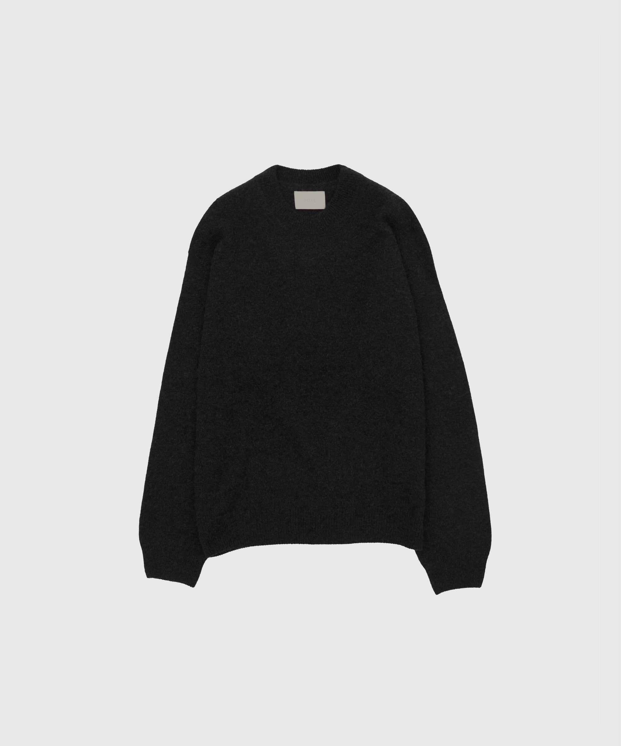 YOKE（ヨーク） カシミヤクルーネックセーター ブラック 正面から見た着用イメージ
