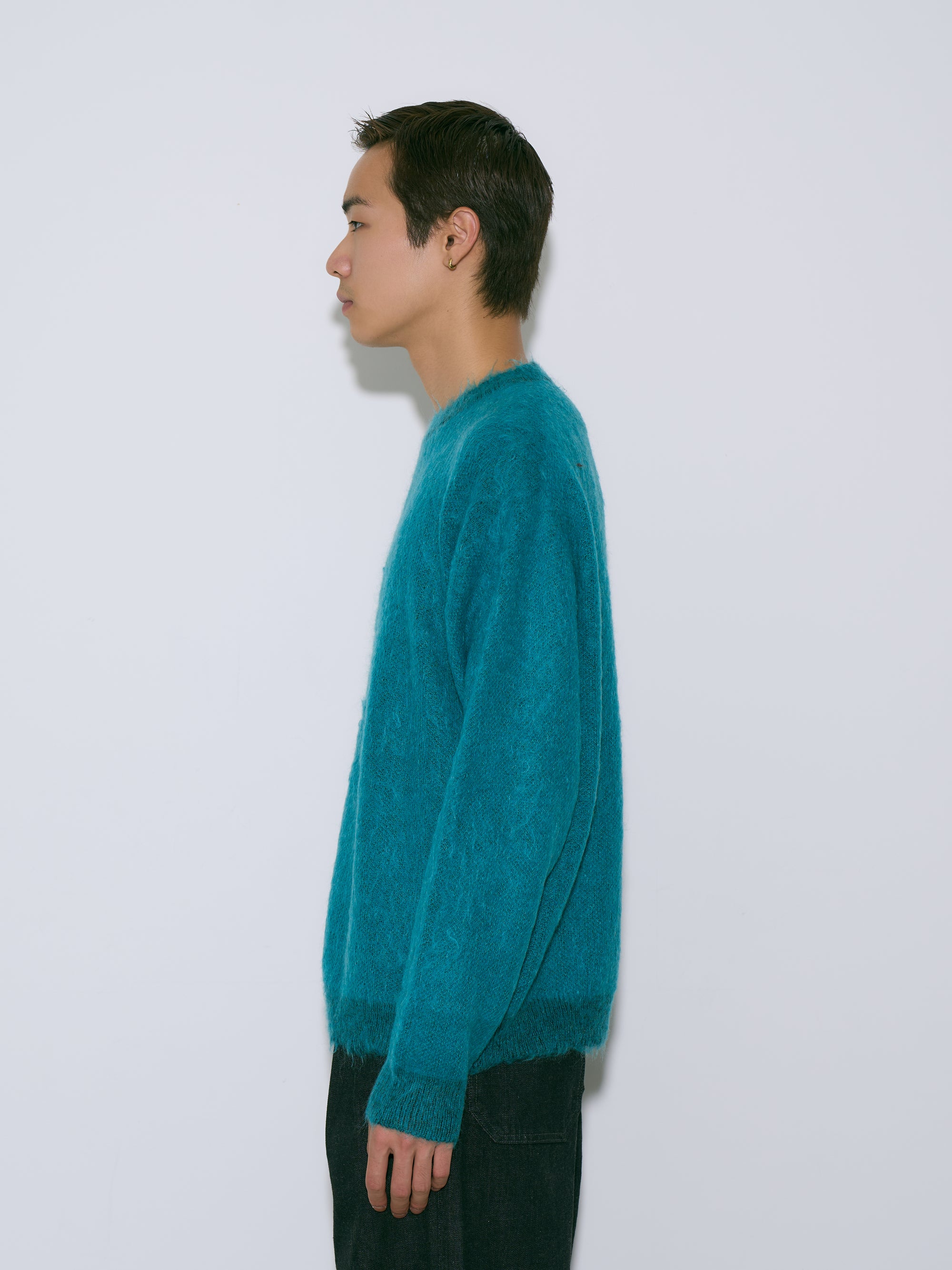 YOKE（ヨーク）のエメラルドモヘアニット、横から見た着用イメージ
