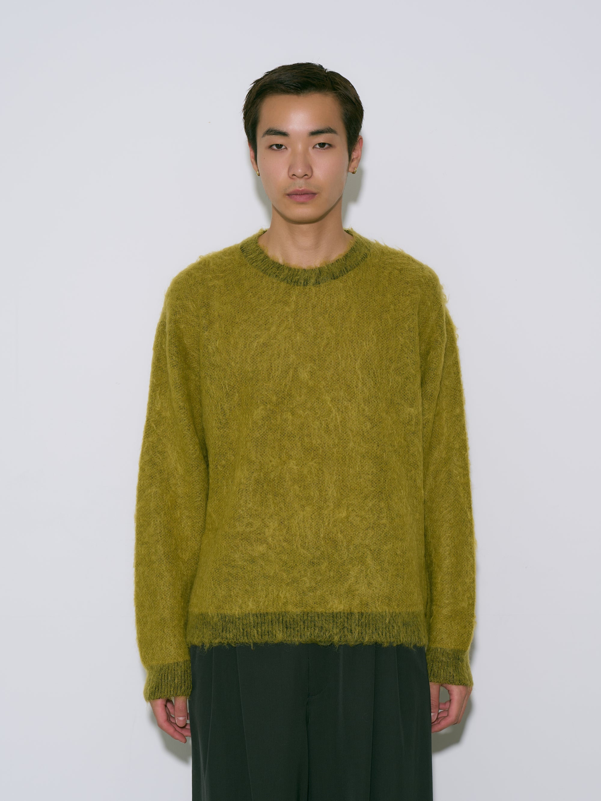 YOKE（ヨーク）のイエローモヘアニット、正面から見た着用イメージ