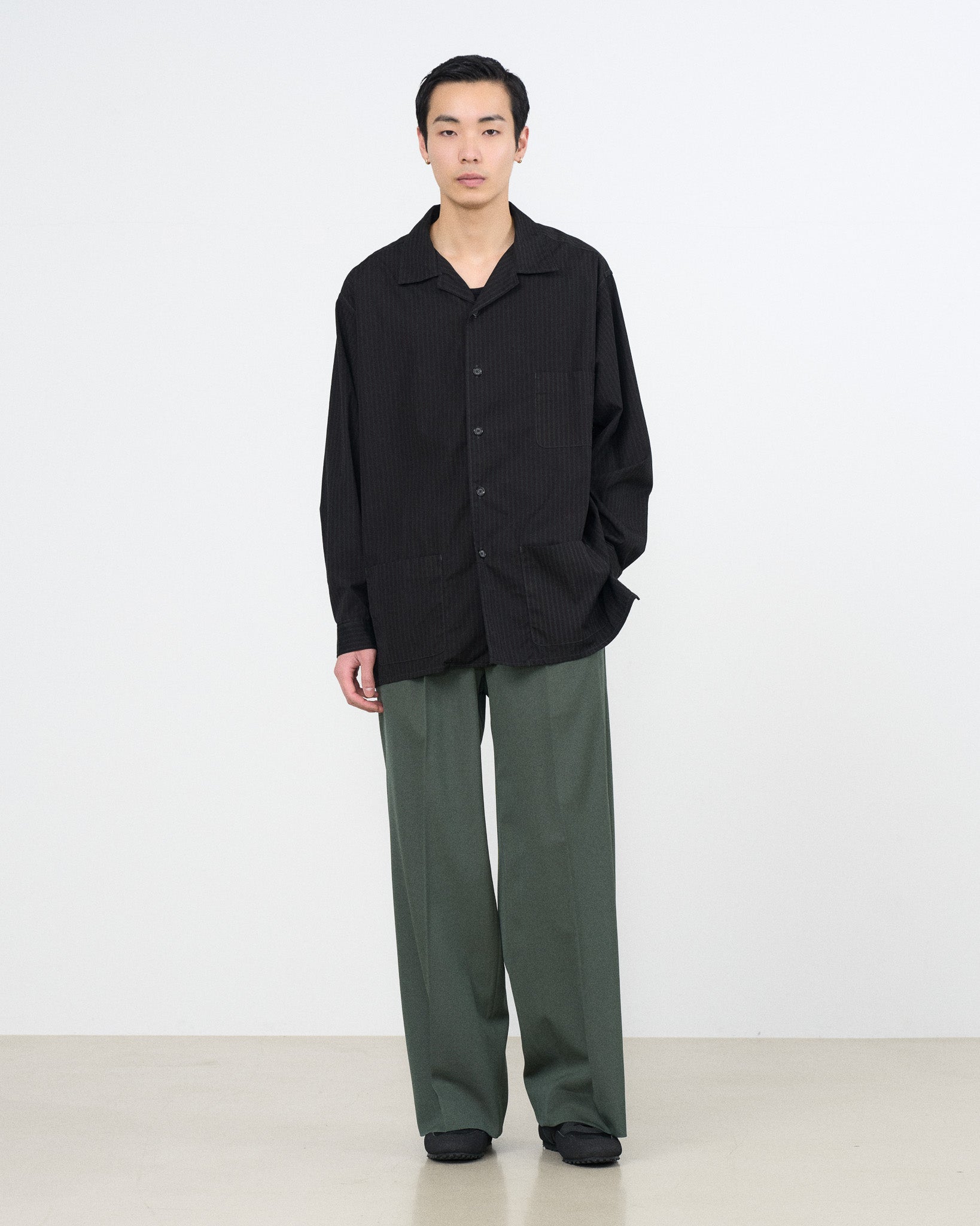 YOKE（ヨーク） Graphpaper（グラフペーパー） コットンストライプシャツジャケット ブラック 正面から見た着用イメージ 全身