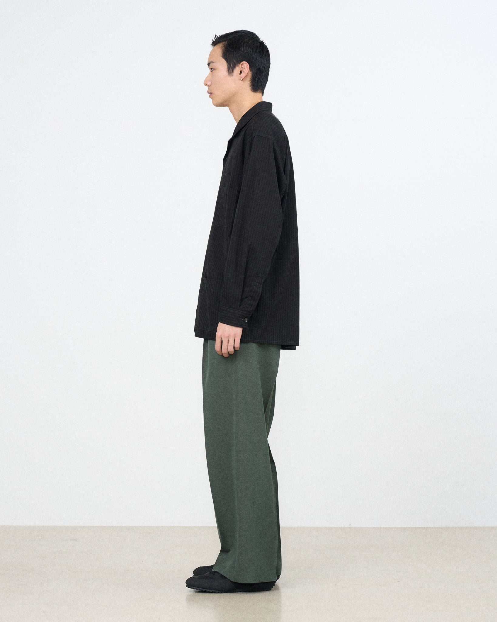 YOKE（ヨーク） Graphpaper（グラフペーパー） コットンストライプシャツジャケット ブラック 横から見た着用イメージ 全身