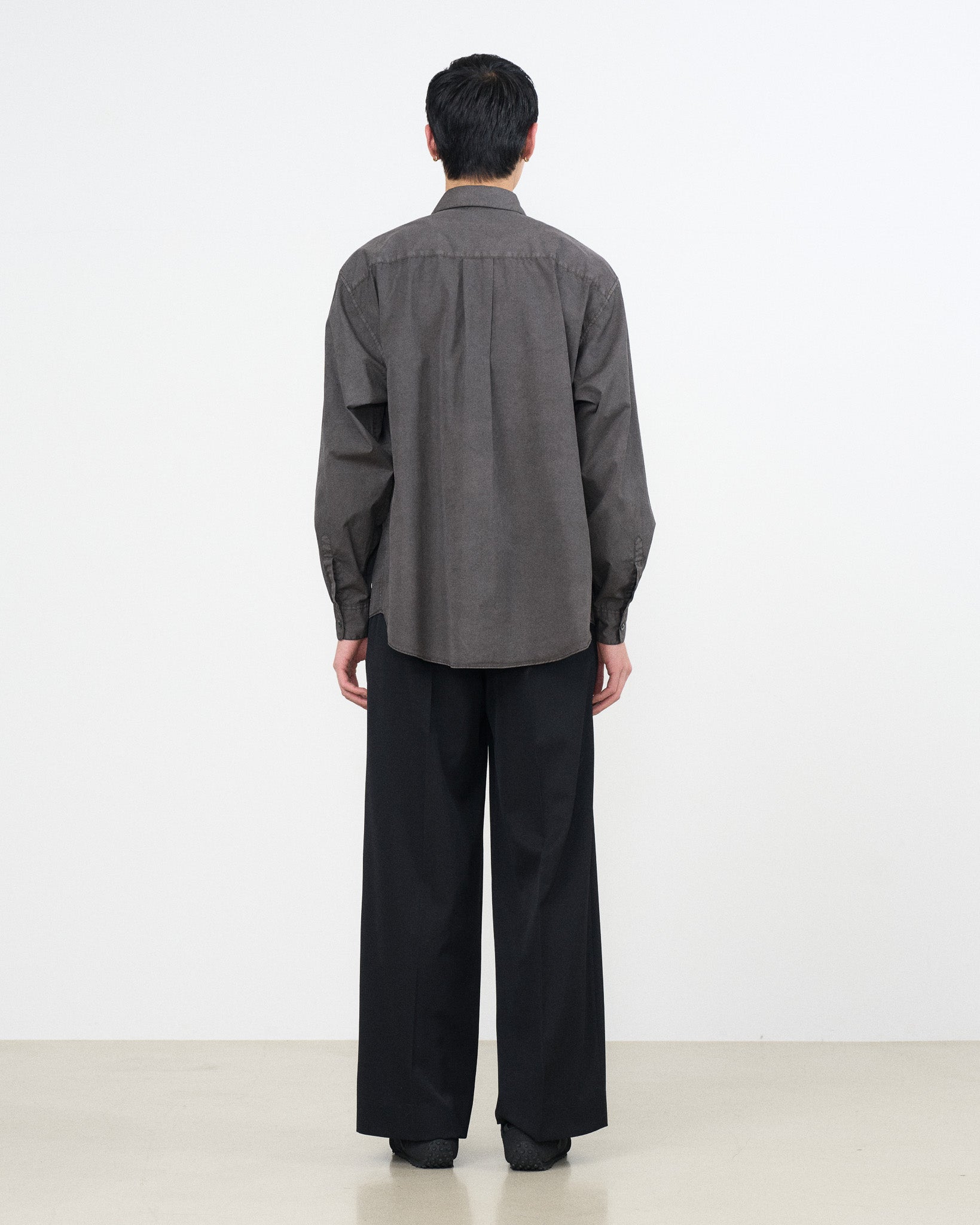 YOKE（ヨーク） Graphpaper（グラフペーパー）ピグメントダイコットンレギュラーシャツ ブラック グレー 後ろから見た着用イメージ 全身