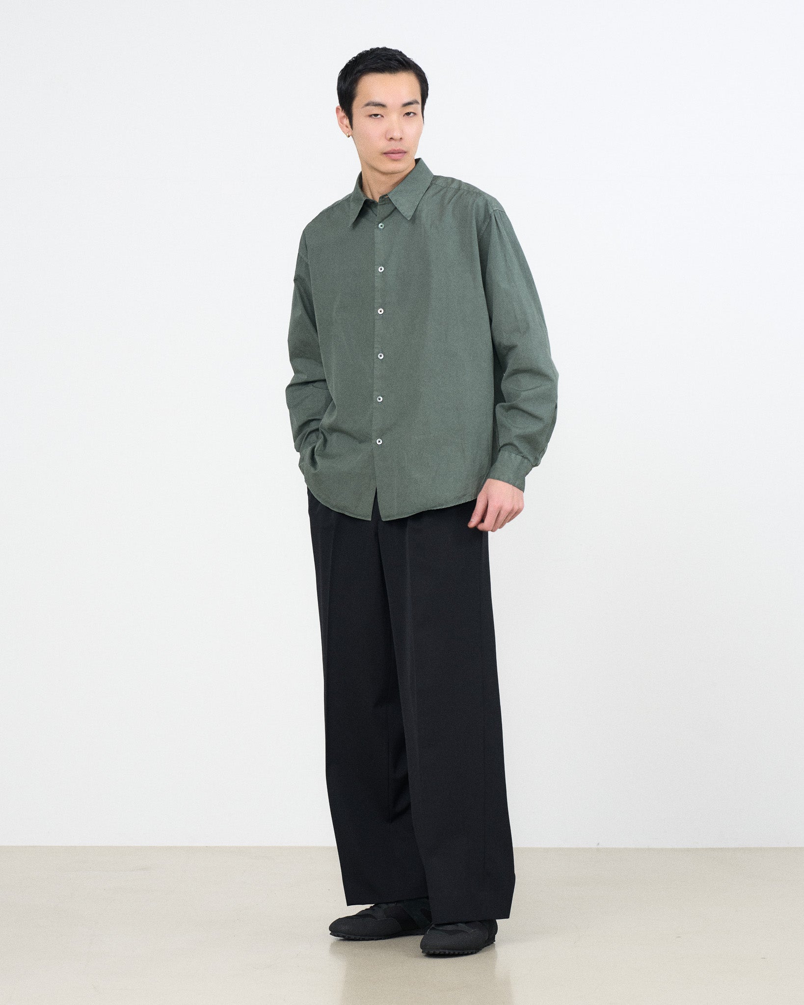 YOKE（ヨーク） Graphpaper（グラフペーパー）ピグメントダイコットンレギュラーシャツ グリーン 正面から見た着用イメージ 全身