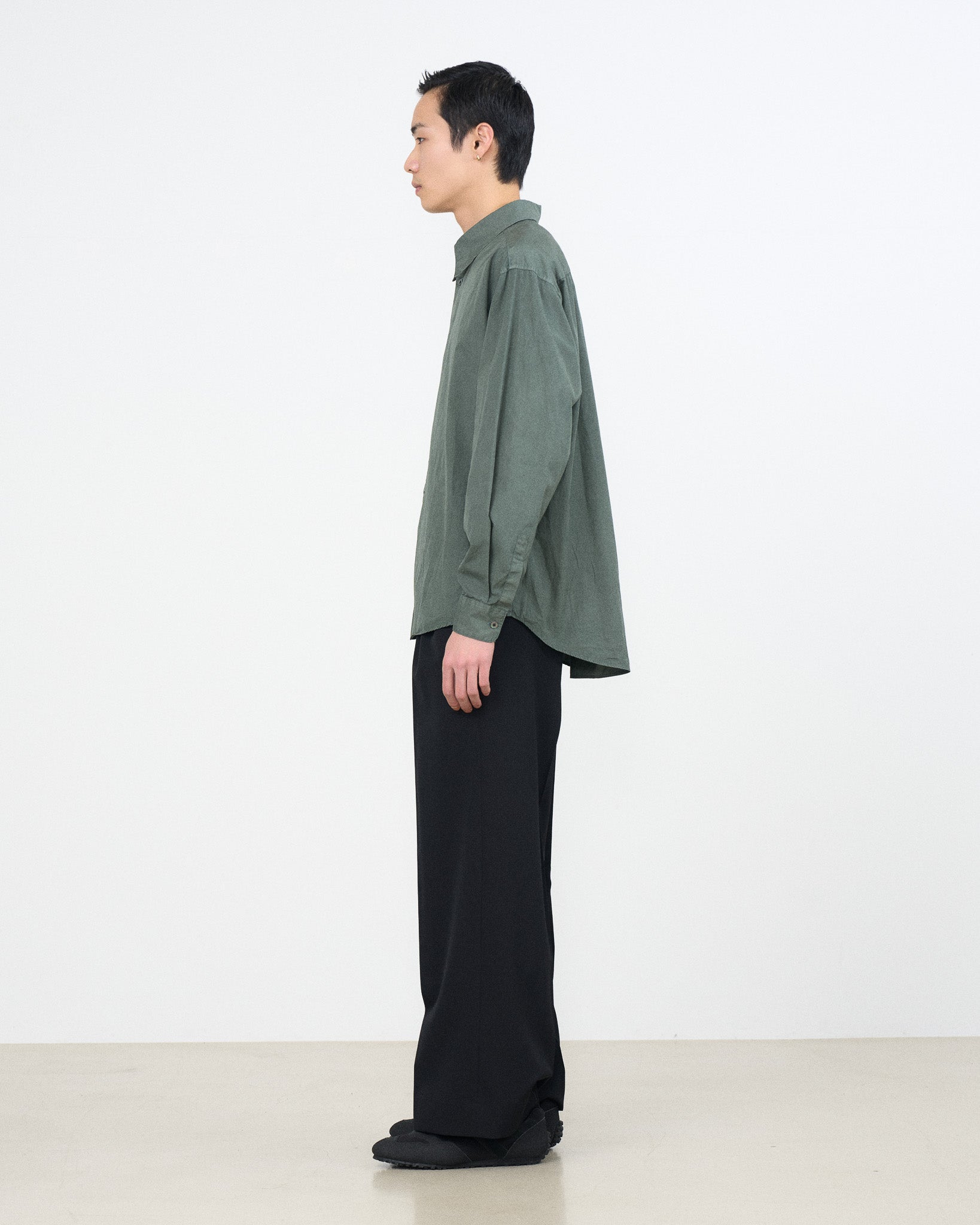 YOKE（ヨーク） Graphpaper（グラフペーパー）ピグメントダイコットンレギュラーシャツ グリーン 横から見た着用イメージ 全身