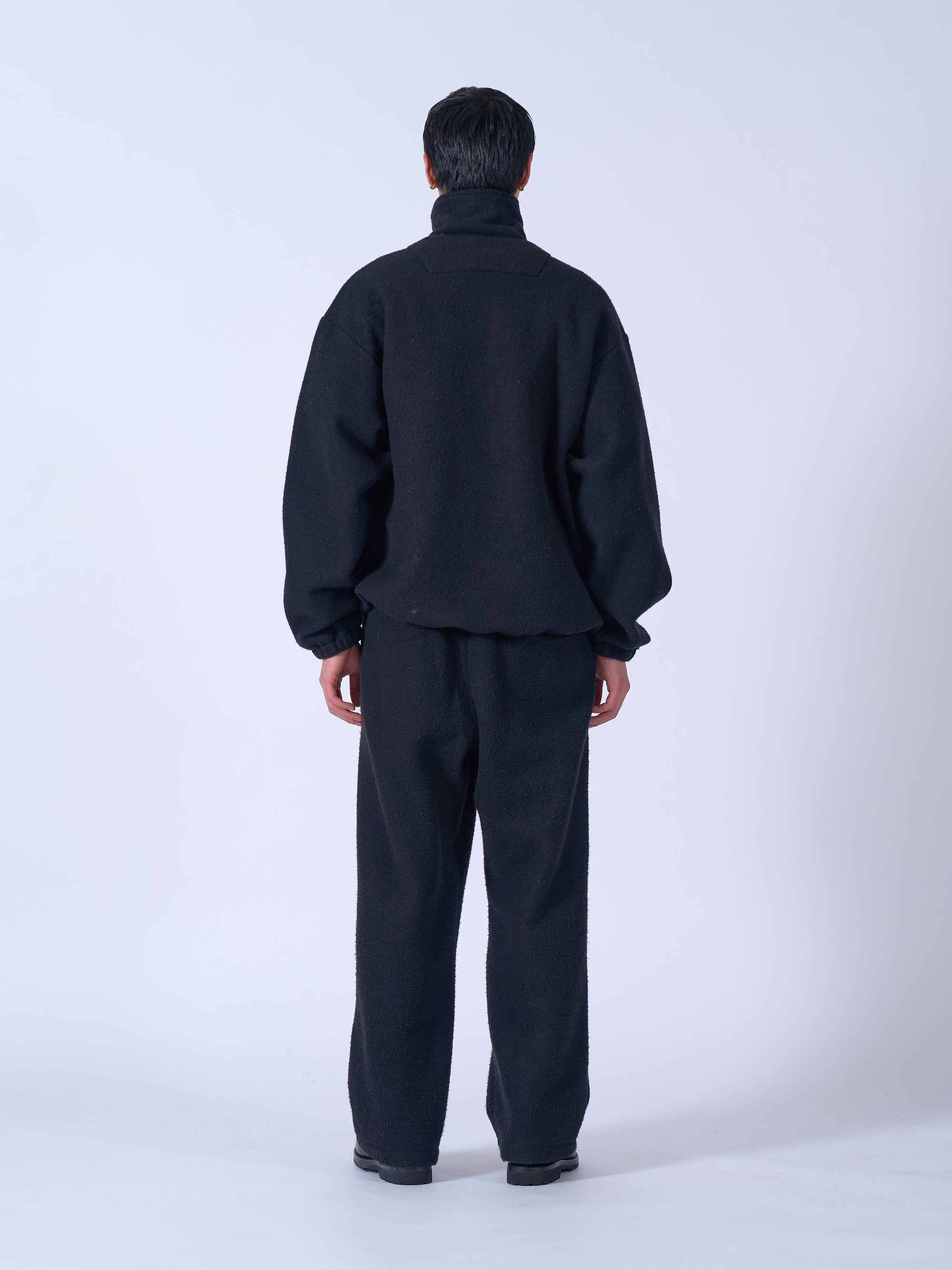 YOKE（ヨーク） ウールフリースジッププルオーバー ブラック 後ろから見た着用イメージ 全身