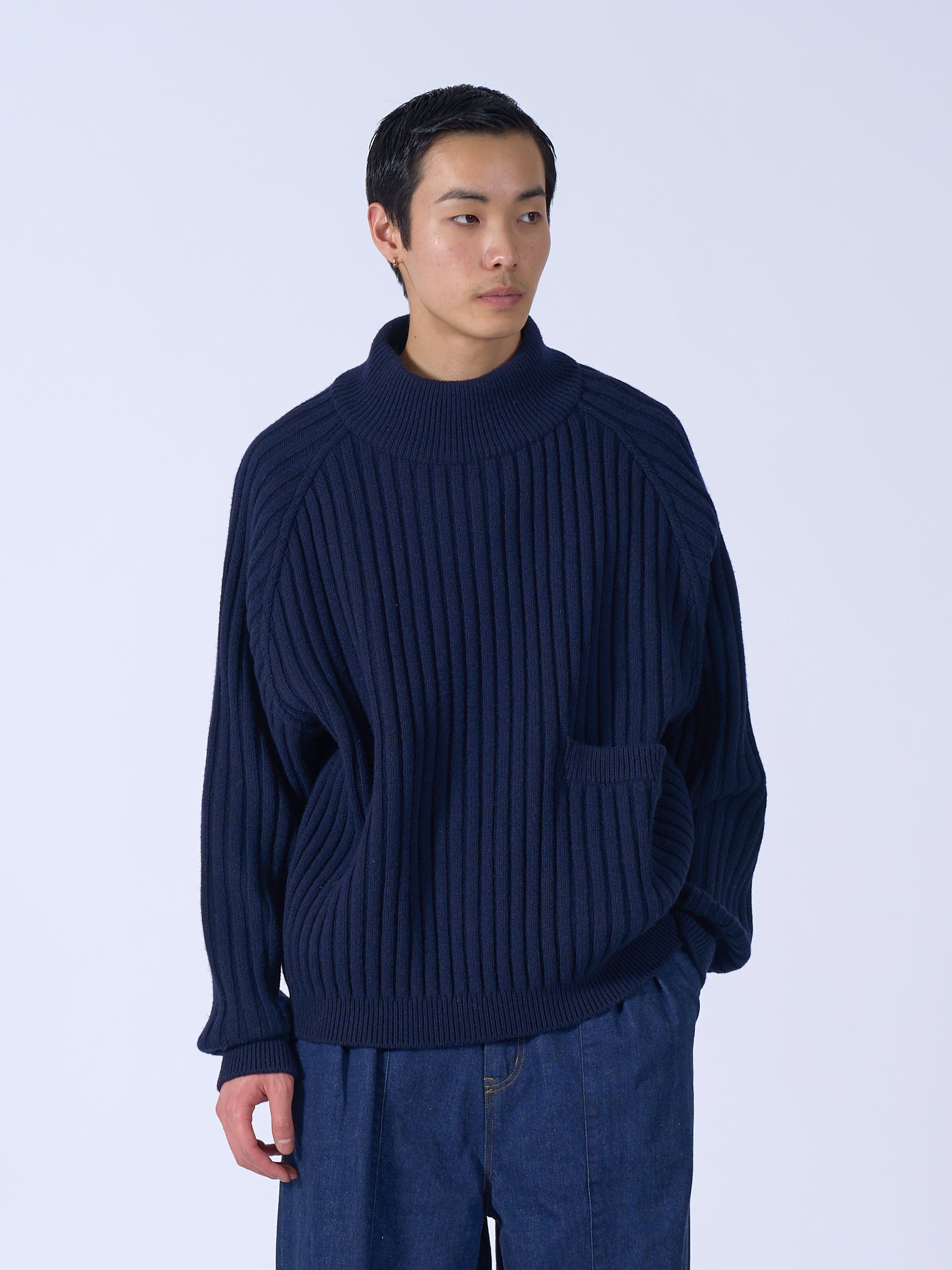 YOKE（ヨーク）リブハイネックセーター ネイビー 正面から見た着用イメージ
