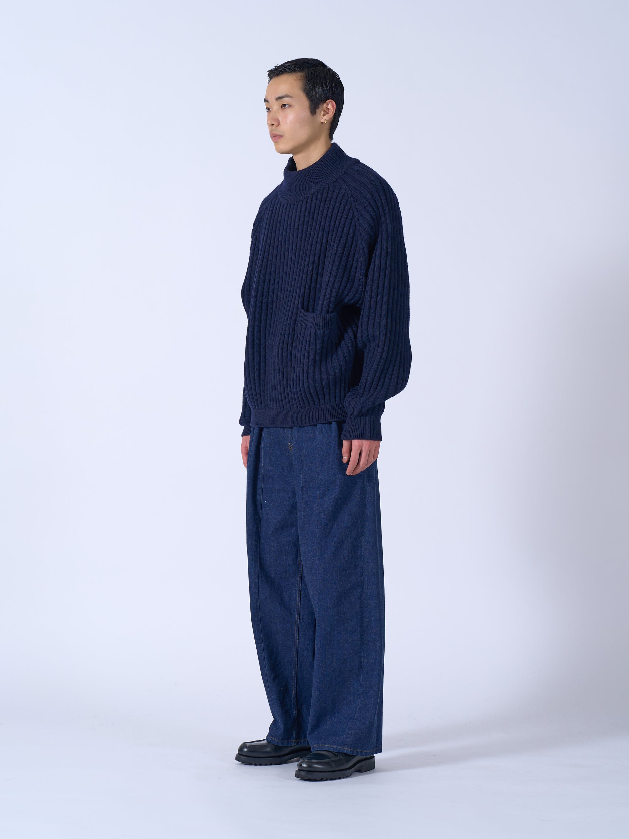 YOKE（ヨーク）リブハイネックセーター ネイビー 斜め横から見た着用イメージ 全身