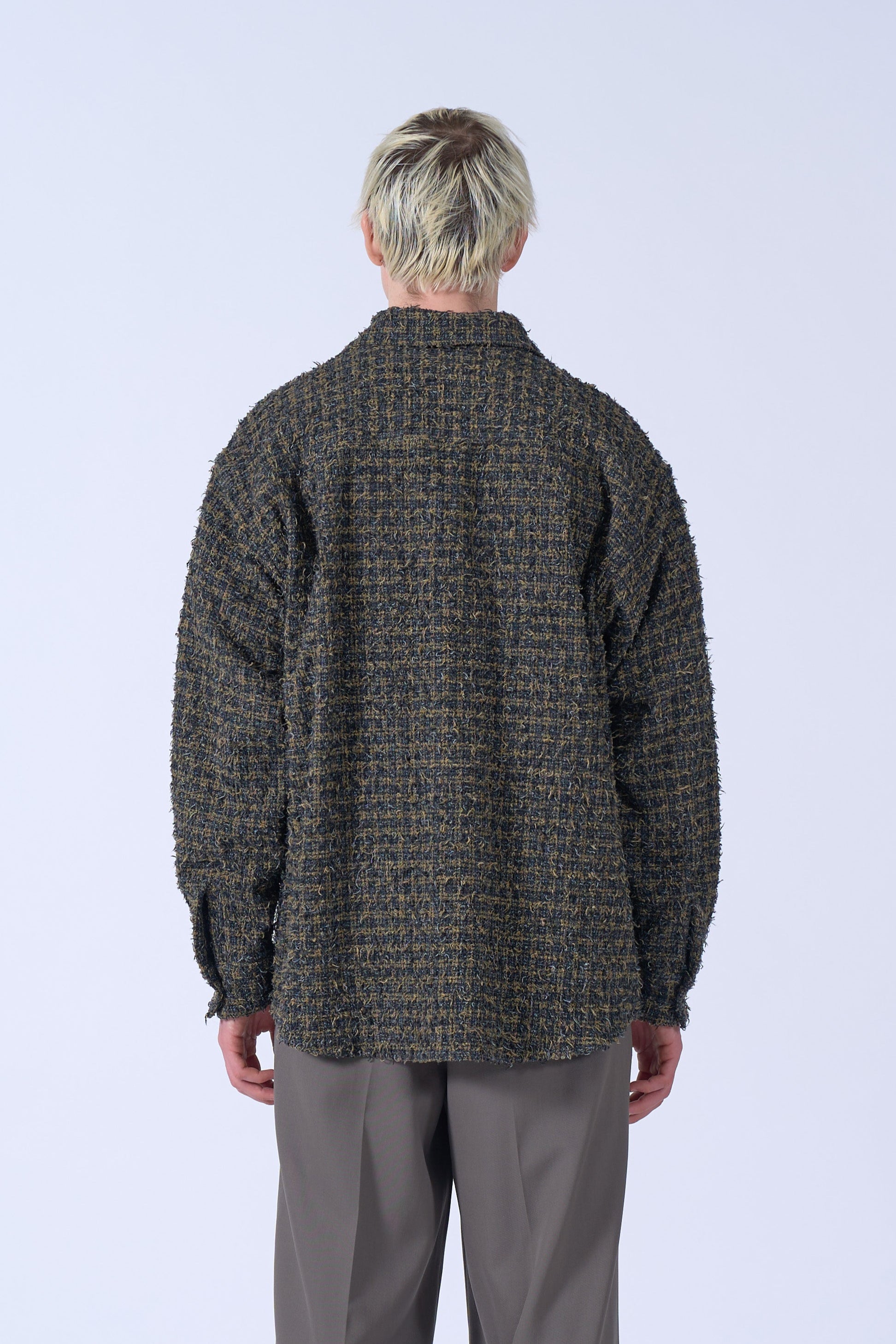 YOKE（ヨーク） ニードルパンチコットンチャックシャツ グリーン ブルー 後ろから見た着用イメージ 全身