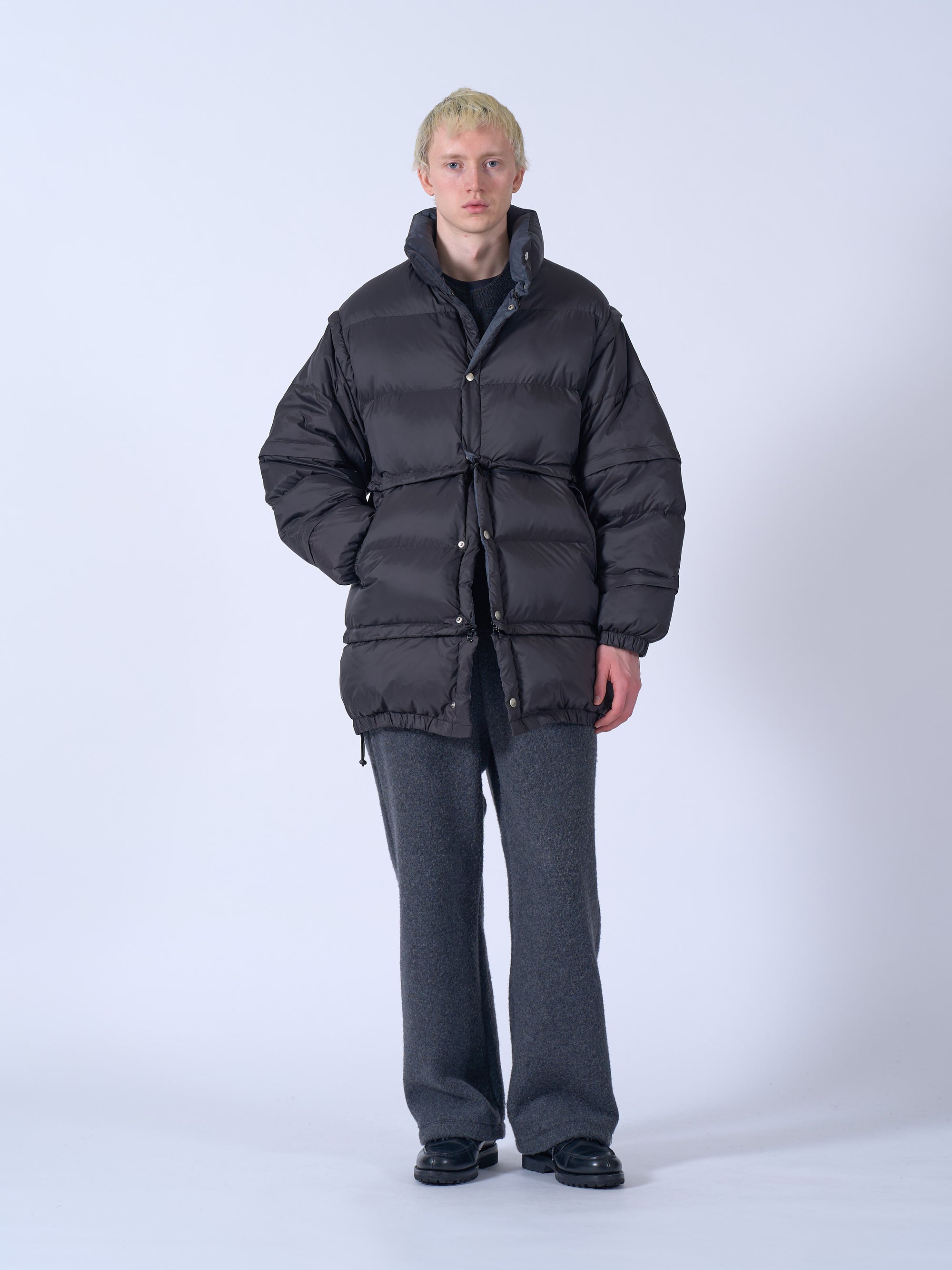 YOKE（ヨーク）ダウンジャケット ブラック 正面から見た着用画像 全身