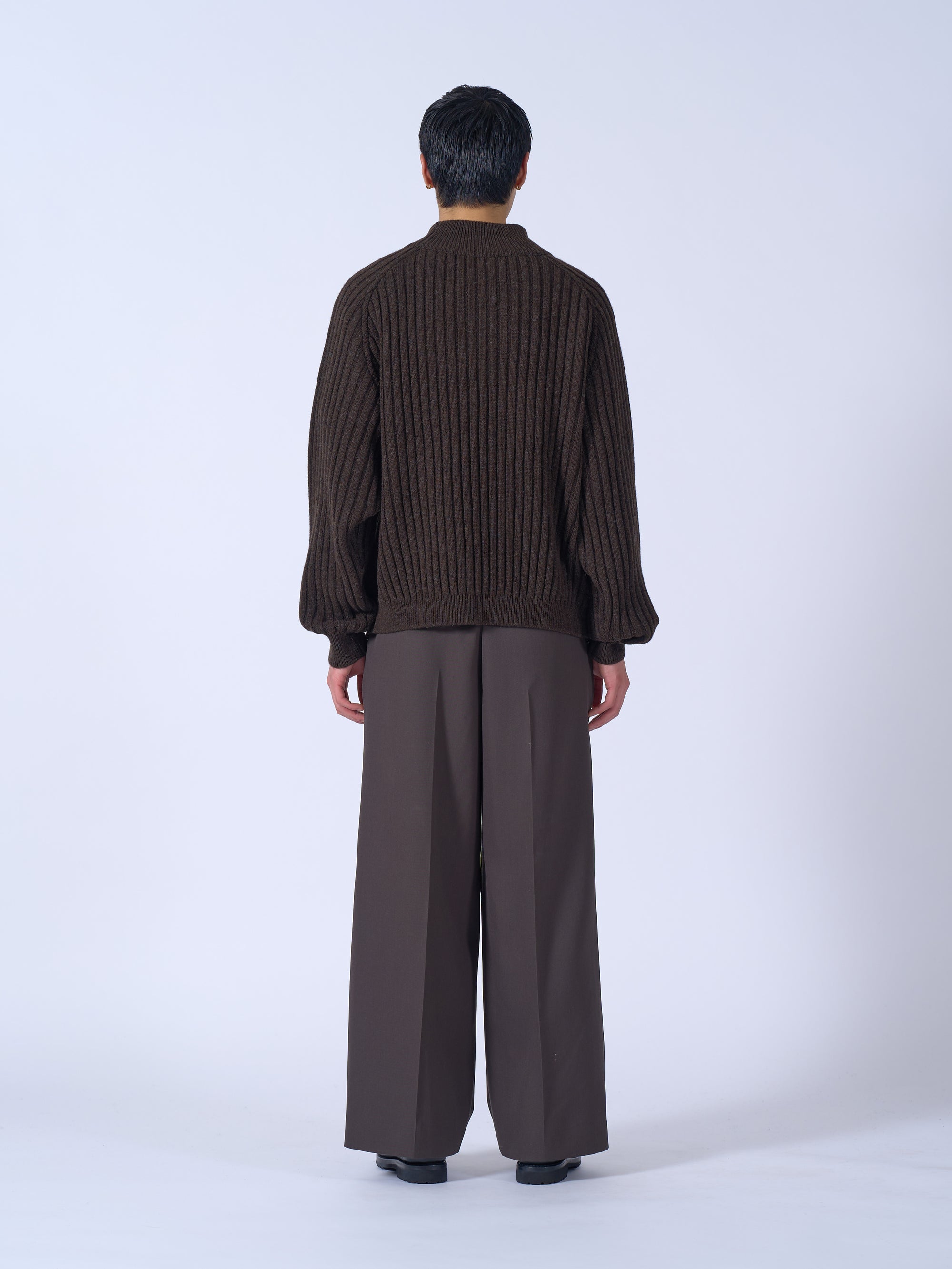 YOKE（ヨーク）リブハイネックセーター ブラウン 後ろから見た着用イメージ