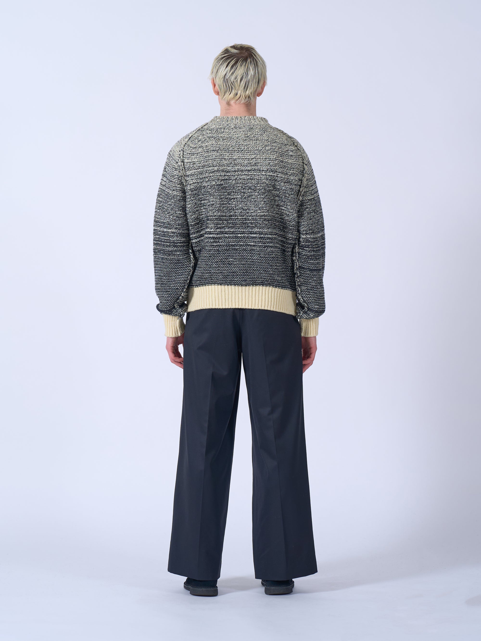 YOKE（ヨーク）グラデーションニットセーター アイボリー ブラック 後ろから見た着用イメージ 全身