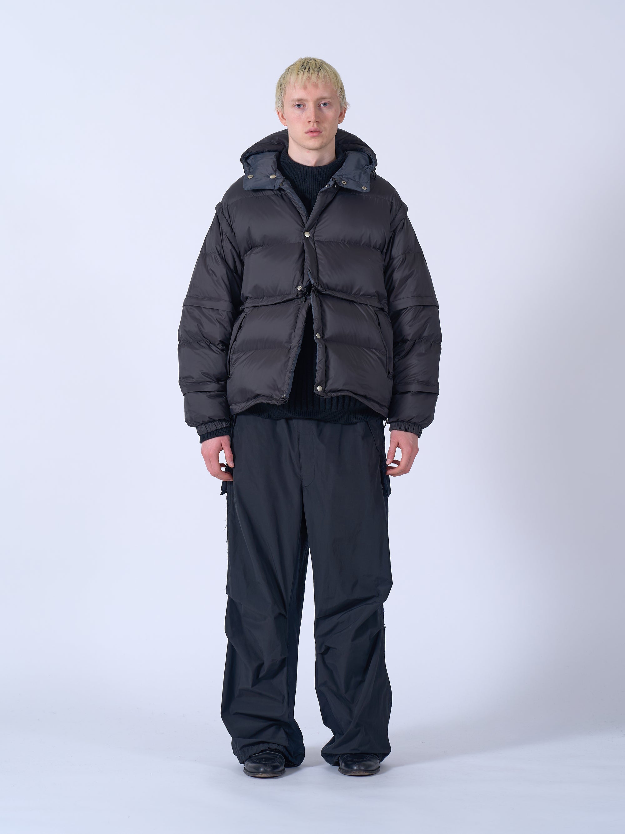 YOKE（ヨーク）ダウンジャケット ブラック 正面から見た着用画像 取り外し可能