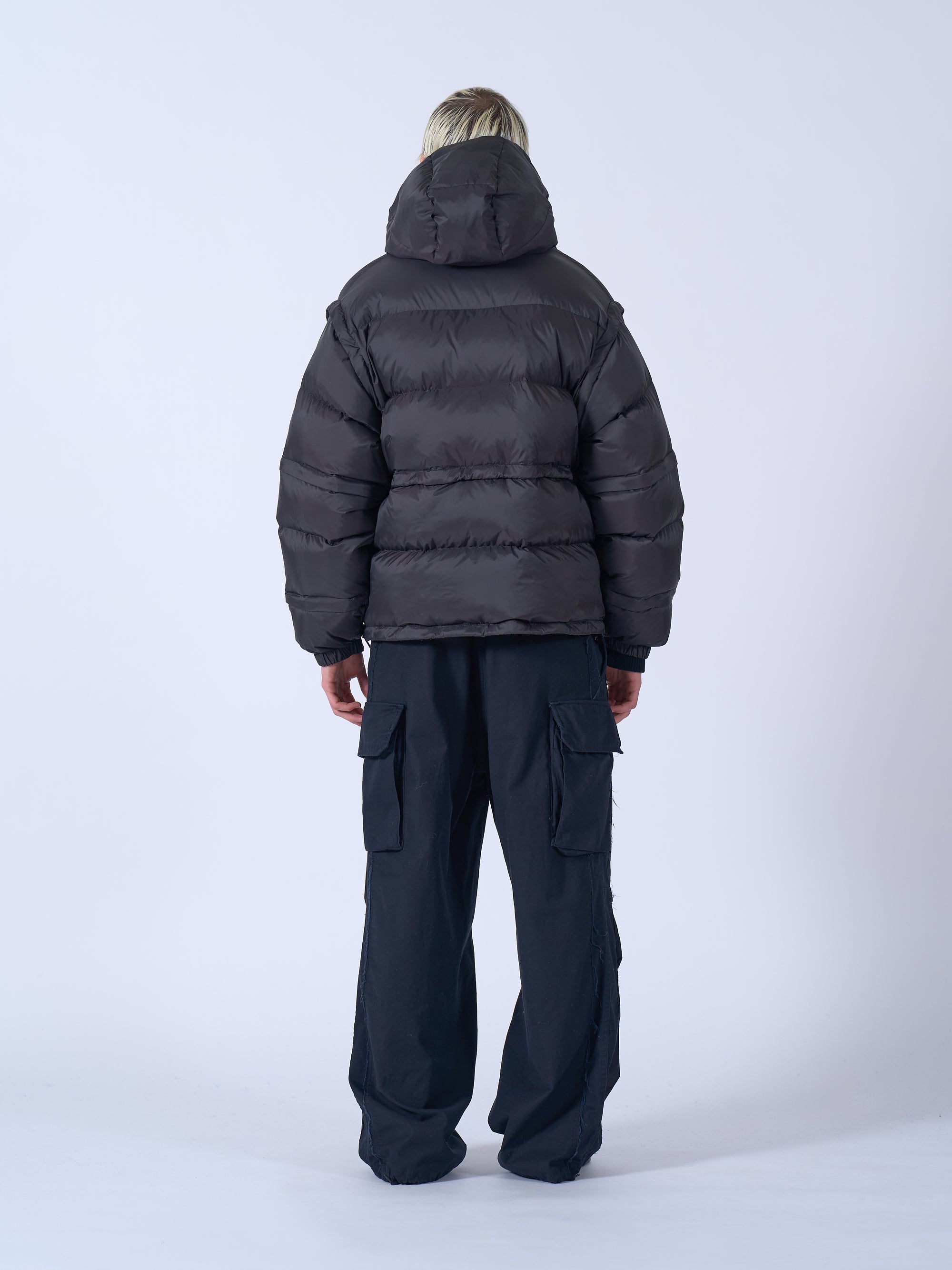 YOKE（ヨーク）ダウンジャケット ブラック後ろから見た着用画像 取り外し可能