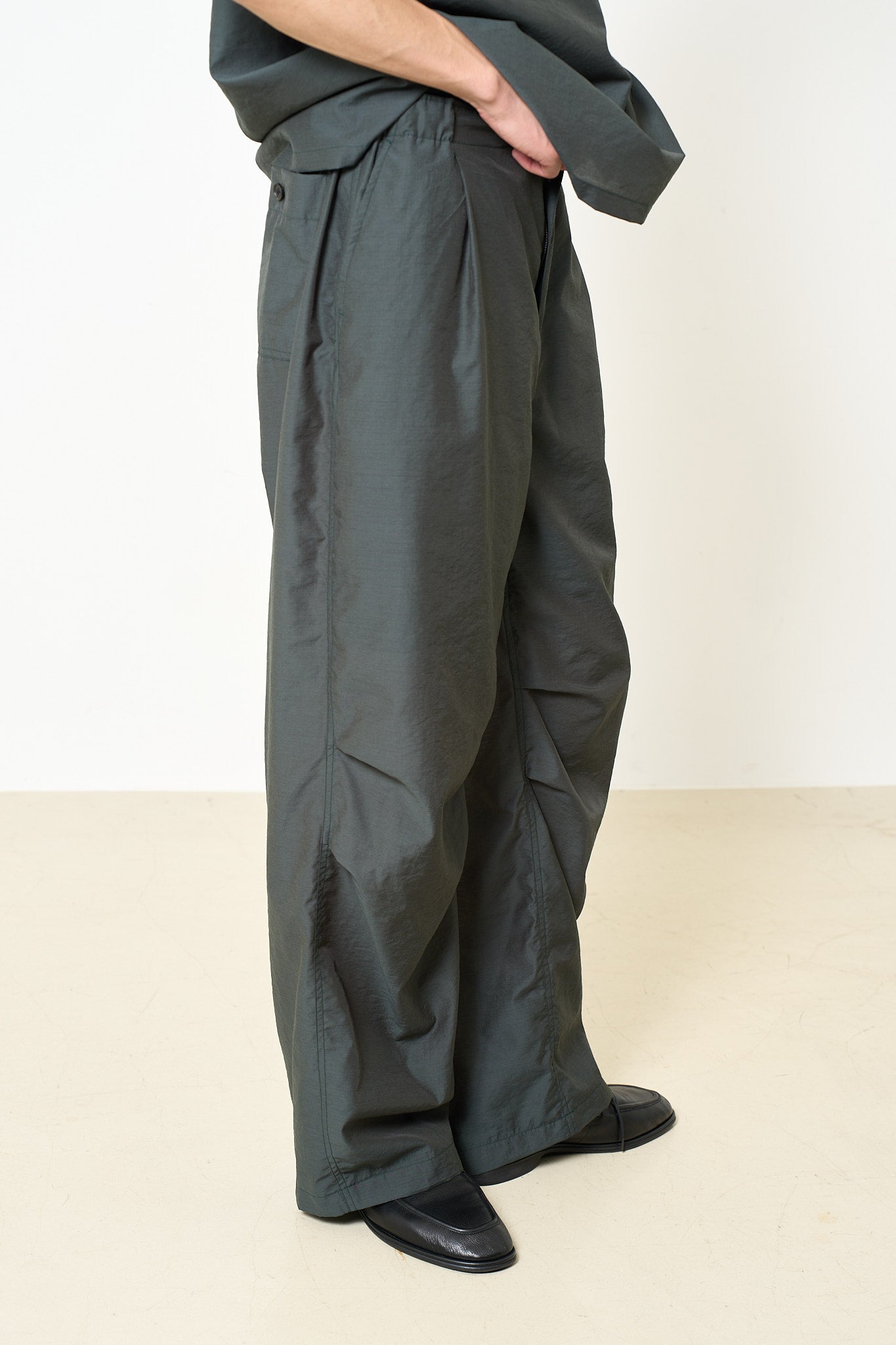 Wool Nylon Front Flat 1Pleated Easy Trousers | YOKE Official Website