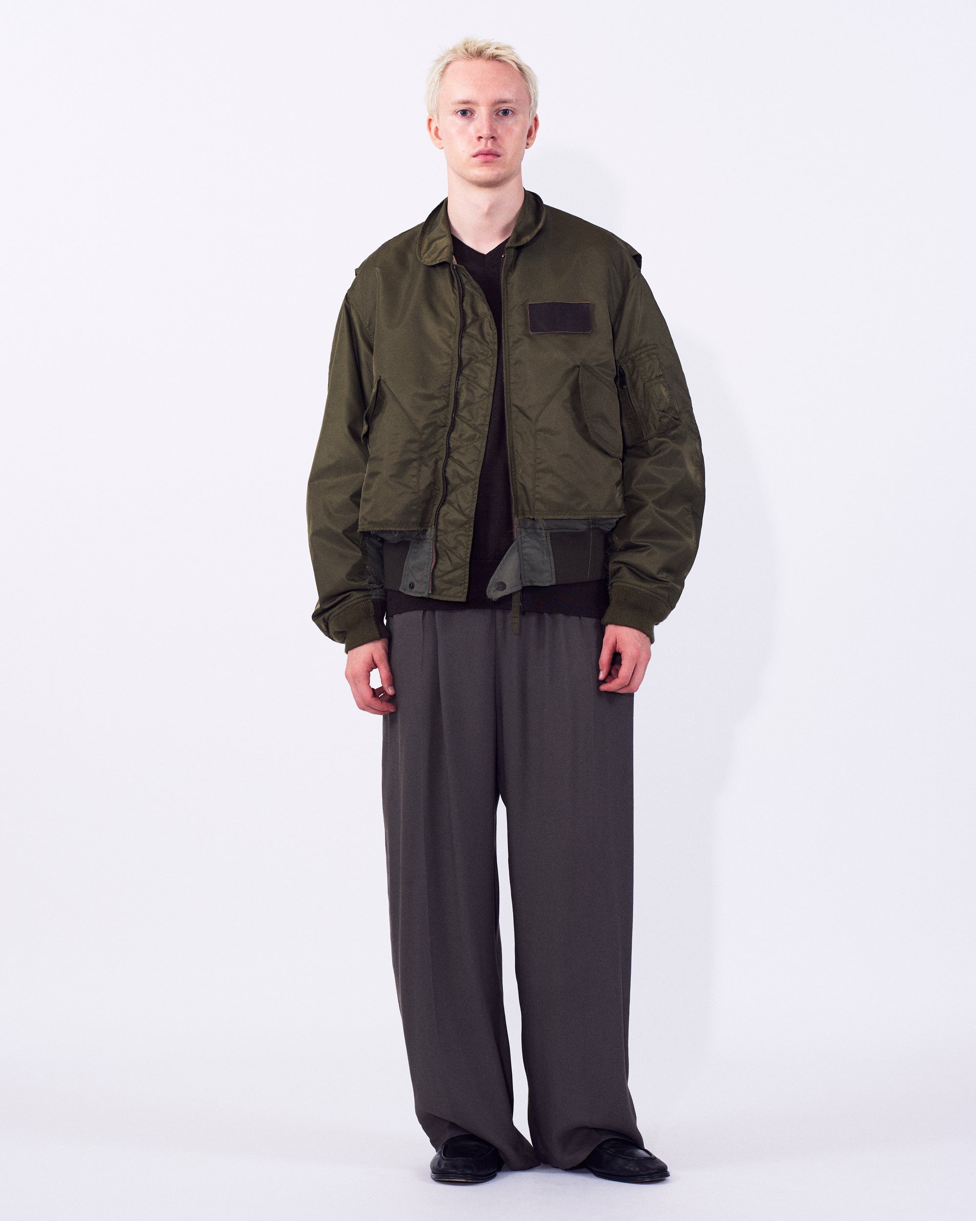 YOKE (ヨーク) ドッキングフライトジャケット オリーブ 正面から見た着用イメージ 全身