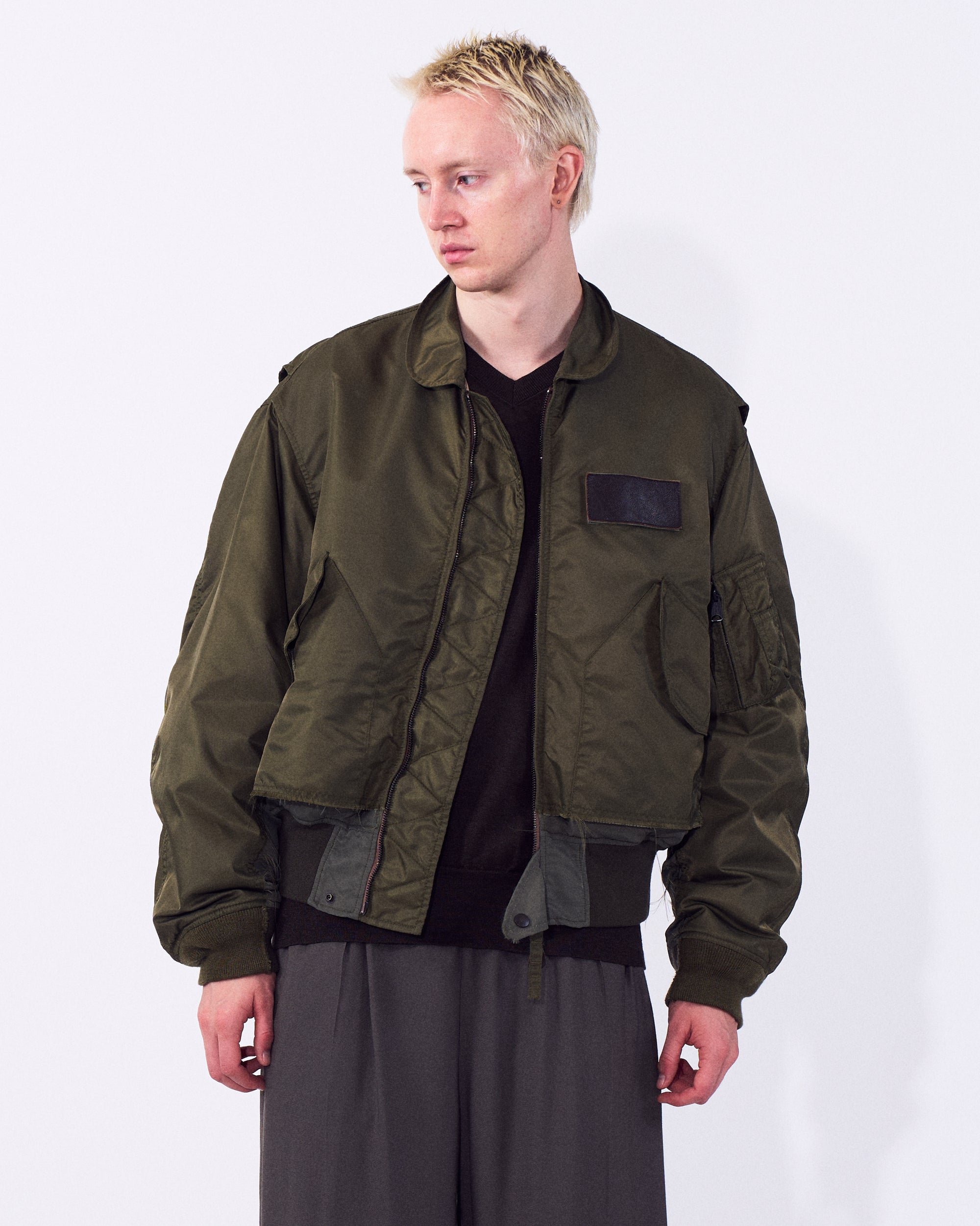 YOKE (ヨーク) ドッキングフライトジャケット オリーブ 正面から見た着用イメージ