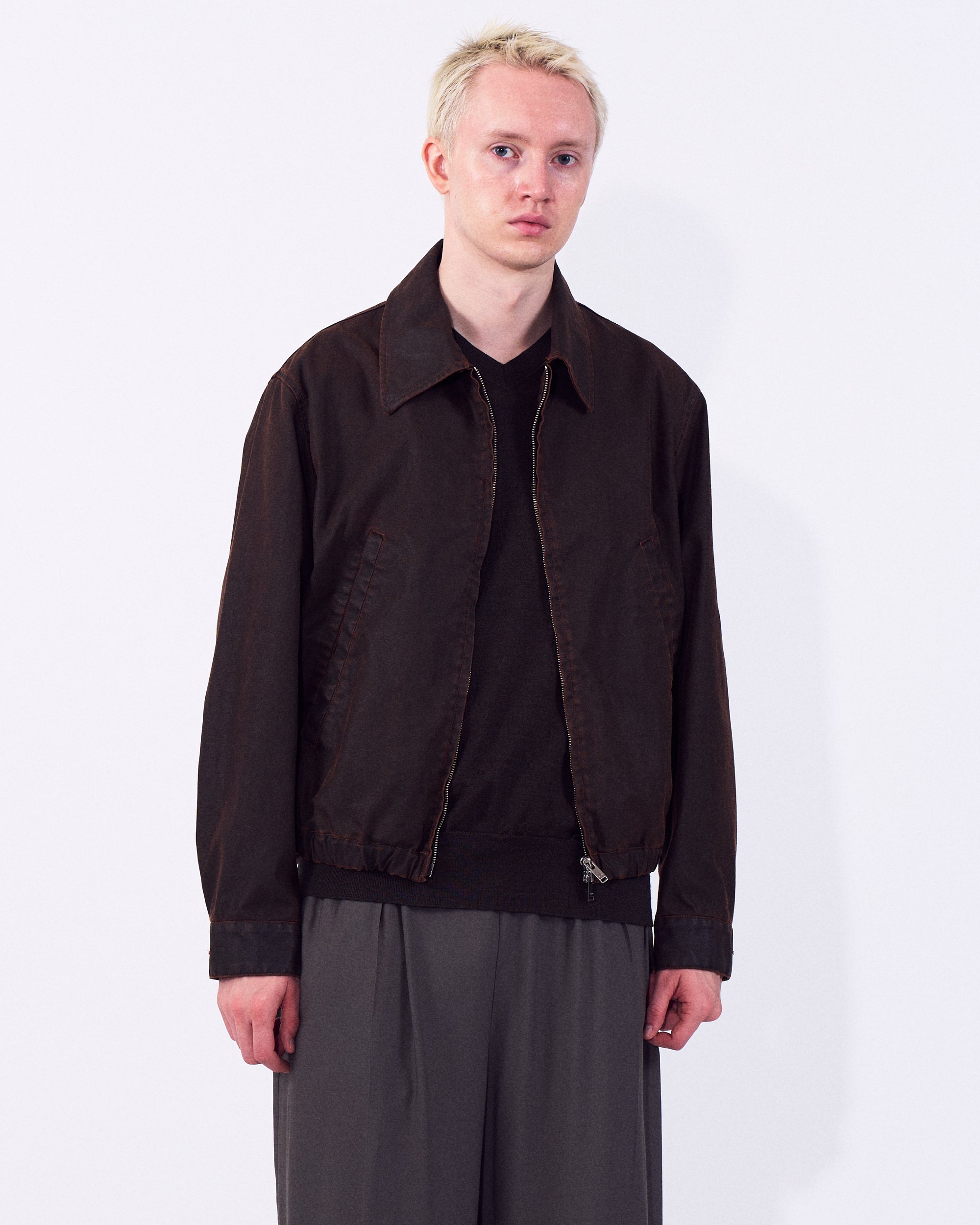 YOKE（ヨーク） コーティングコットンショートブルゾン ブラウン 正面から見た着用イメージ