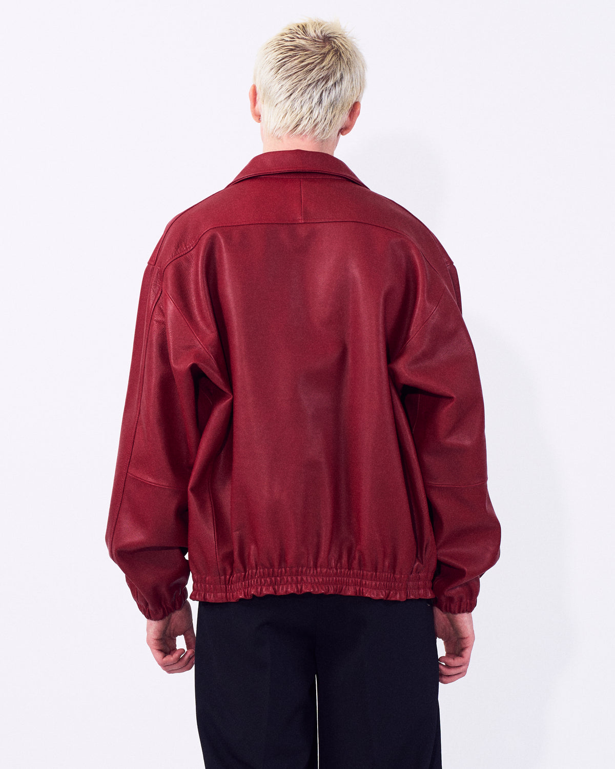 YOKE（ヨーク） カーフレザートラックジャケット レッド 後ろから見た着用イメージ