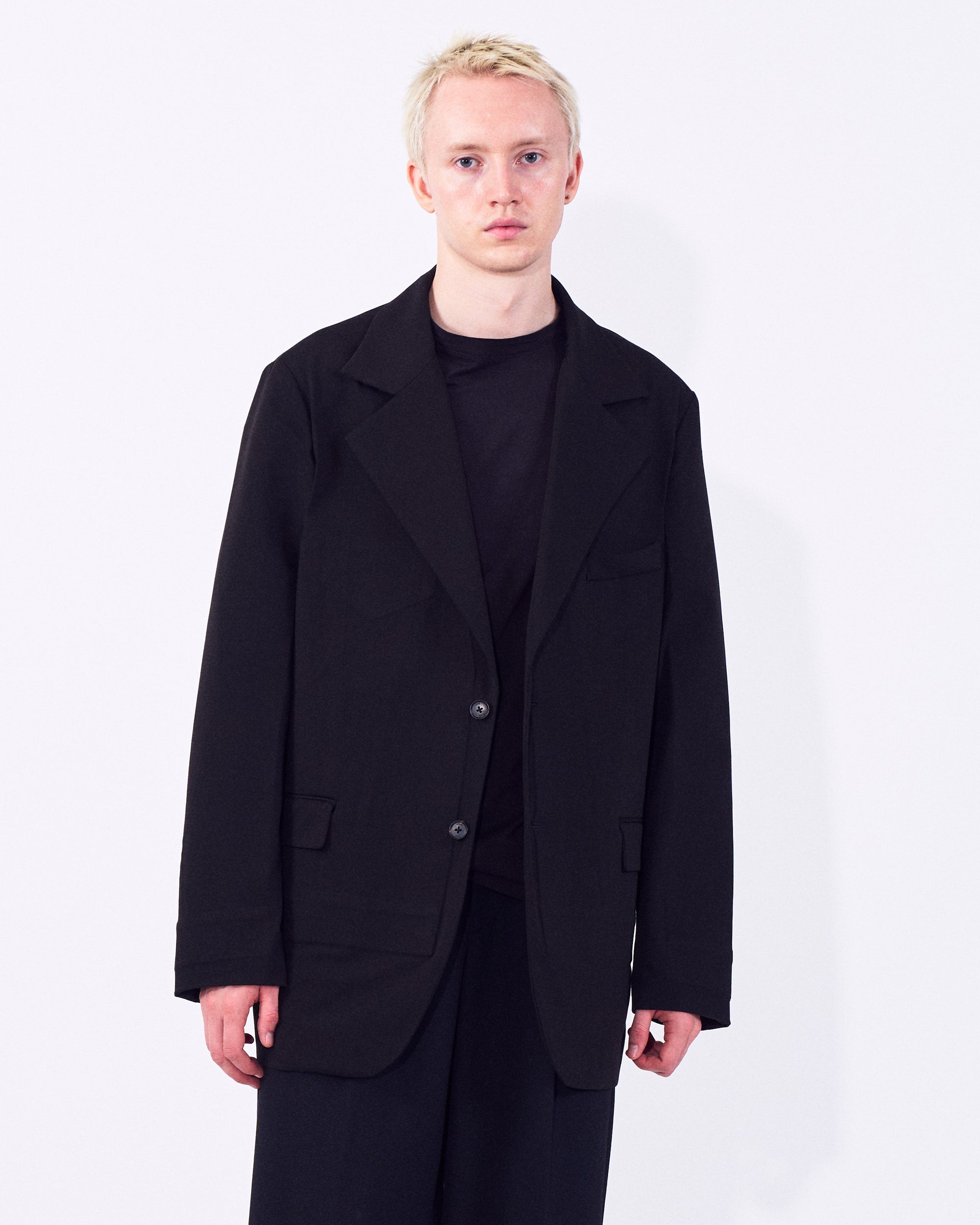 YOKE (ヨーク) デニム エンベデッド 2ボタン ブレザー ブラック 正面から見た着用イメージ