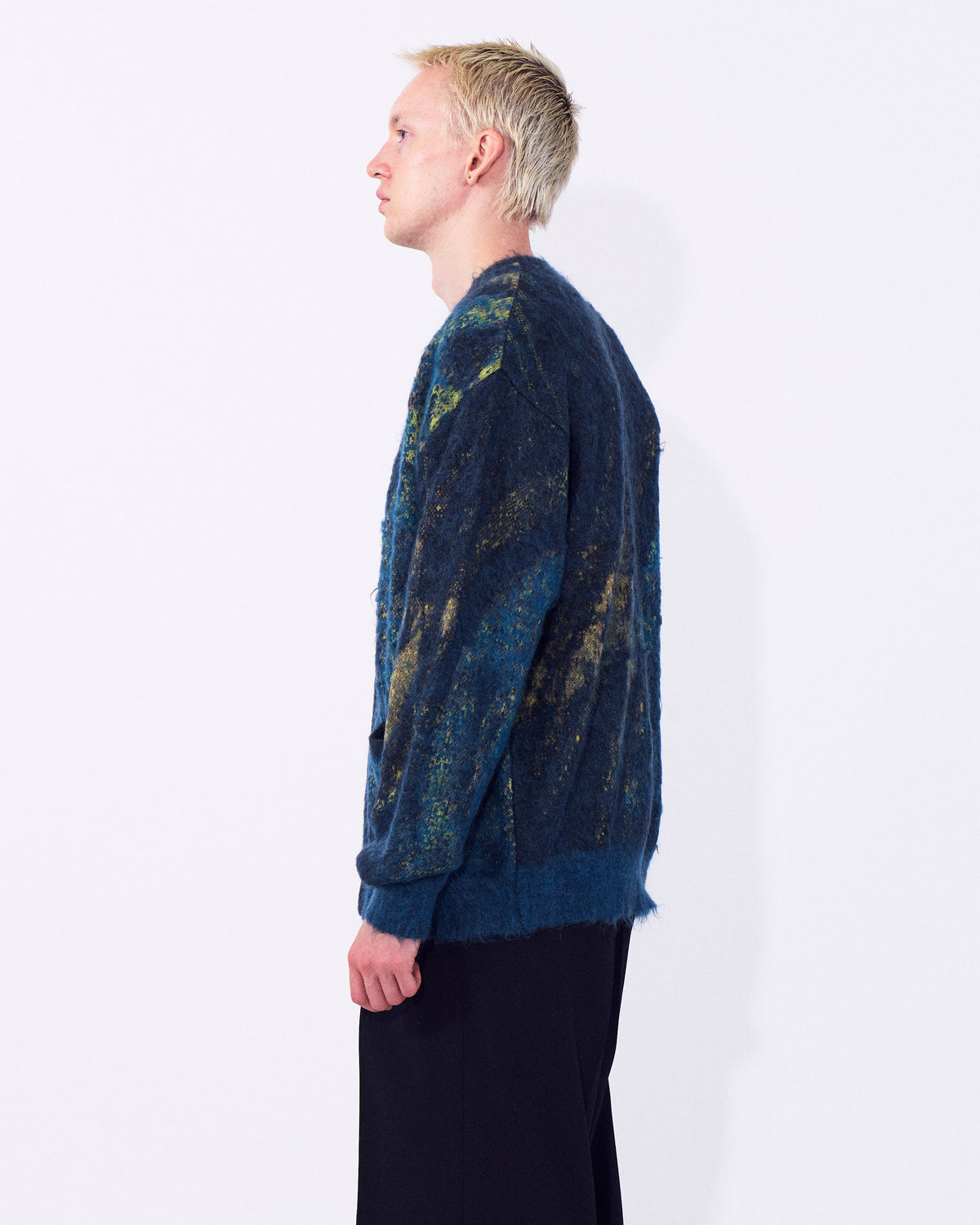 YOKE（ヨーク） アブストラクトモヘアカーディガン グリーン 横から見た着用イメージ