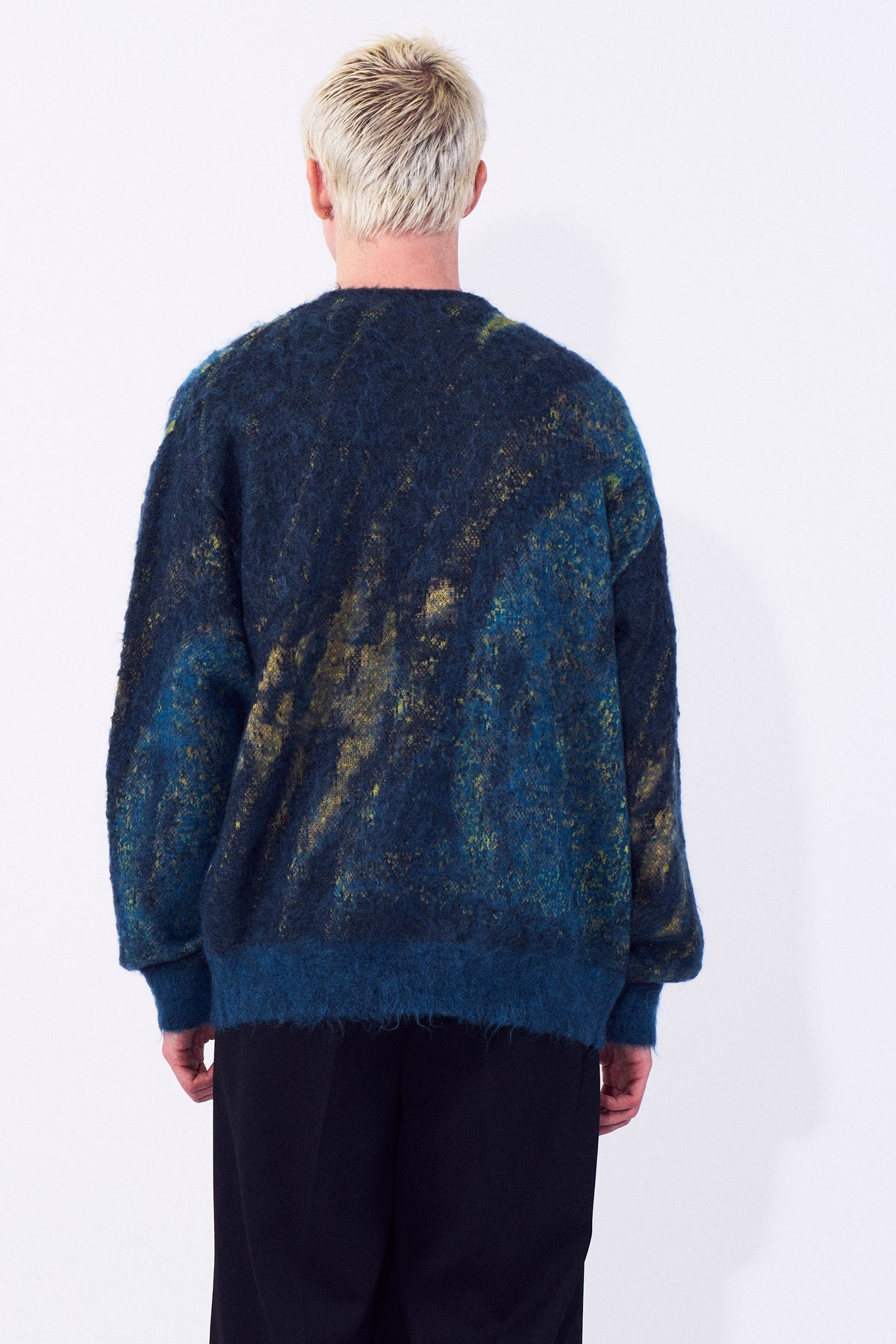 YOKE（ヨーク） アブストラクトモヘアカーディガン グリーン 後ろから見た着用イメージ 全身