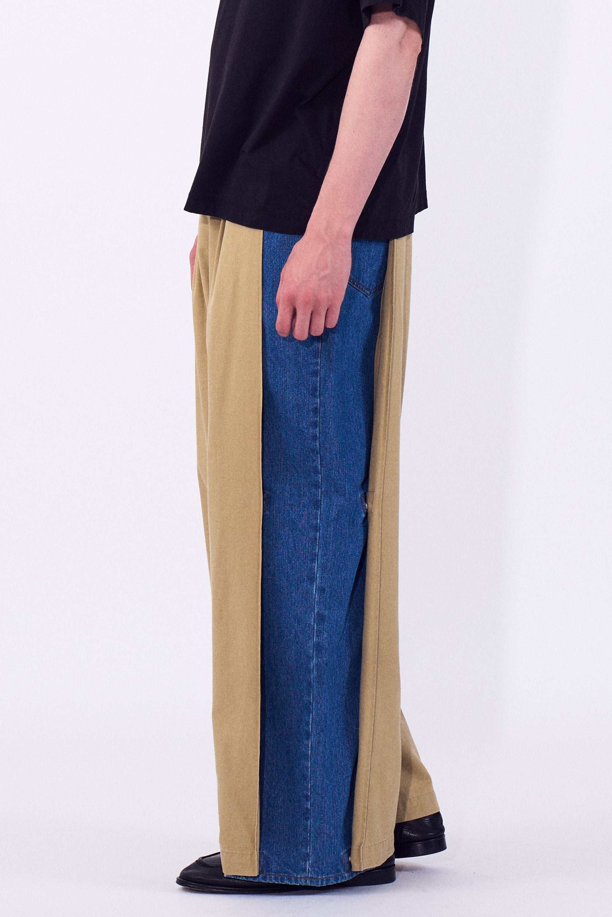 YOKE（ヨーク）チノデニムドッキングパンツ ベージュ 横から見た着用イメージ