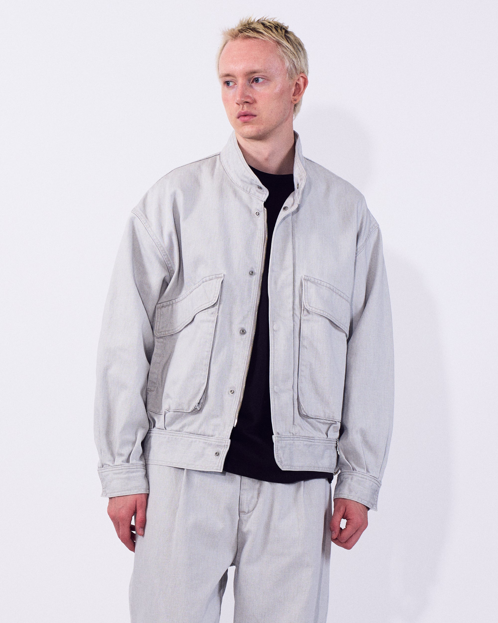 YOKE (ヨーク) デニムコットンスタンドカラーブルゾン グレーホワイト 正面から見た着用イメージ